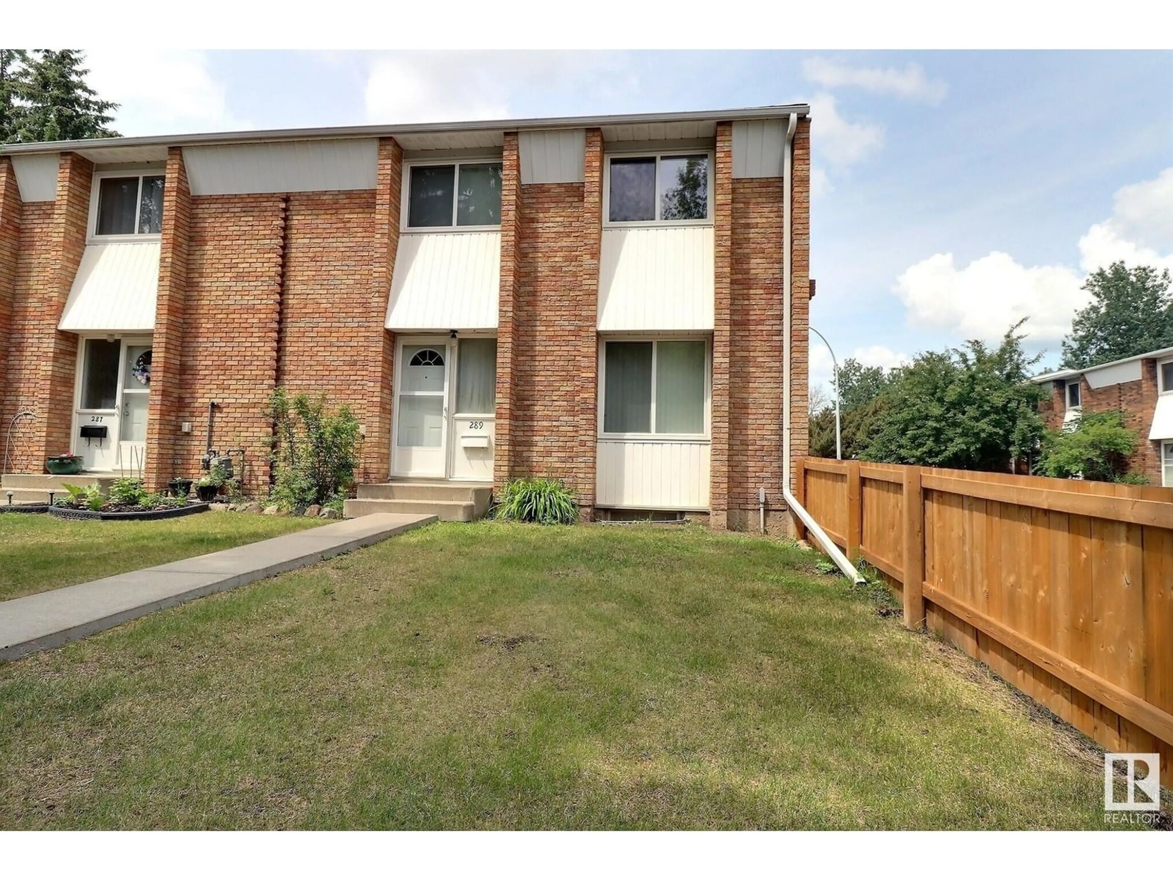 A pic from outside/outdoor area/front of a property/back of a property/a pic from drone, street for 289 RIDGEWOOD TC, St. Albert Alberta T8N0E9