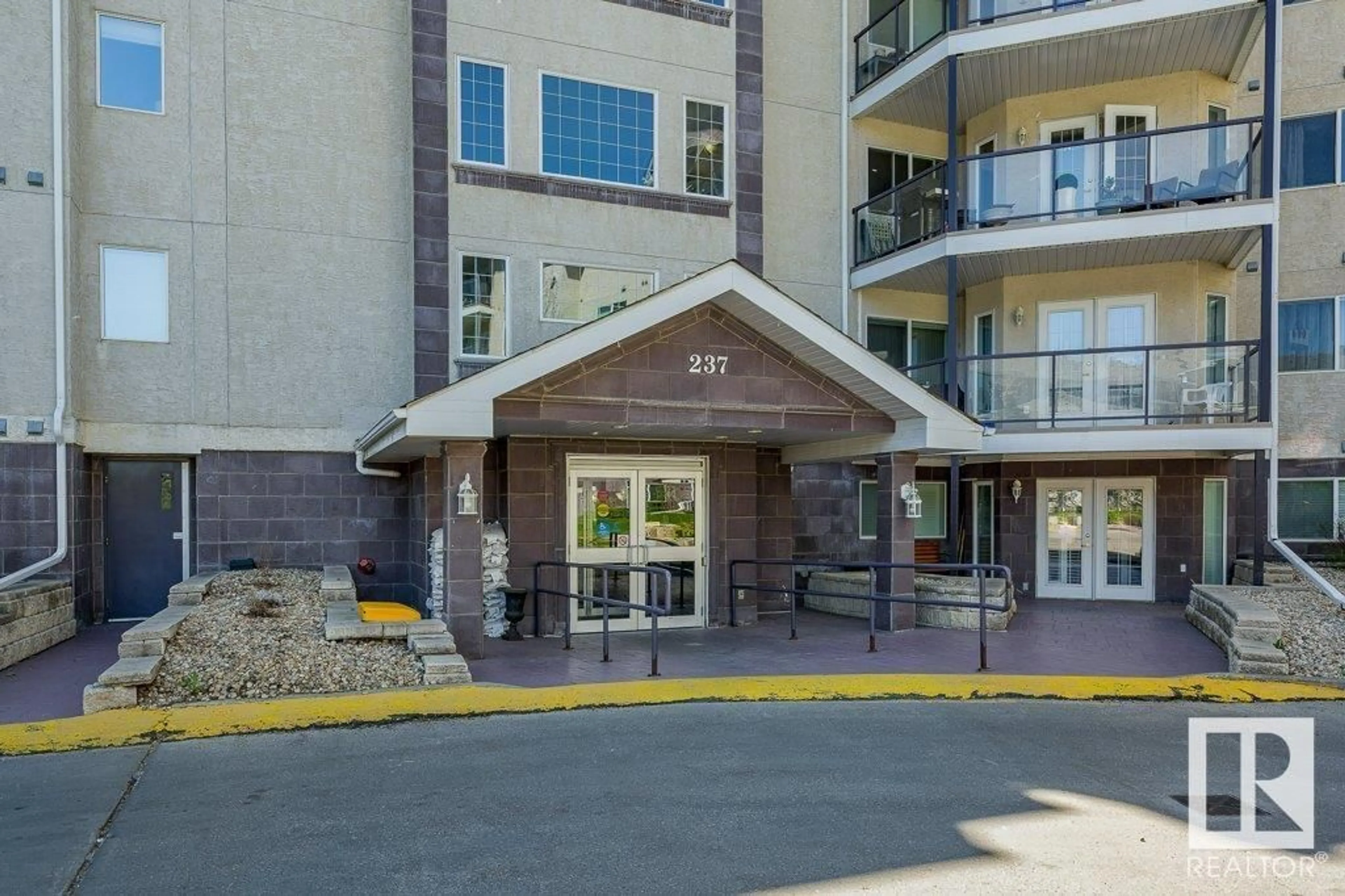 Indoor foyer for 422 YOUVILLE DR, Edmonton Alberta T6L7G2