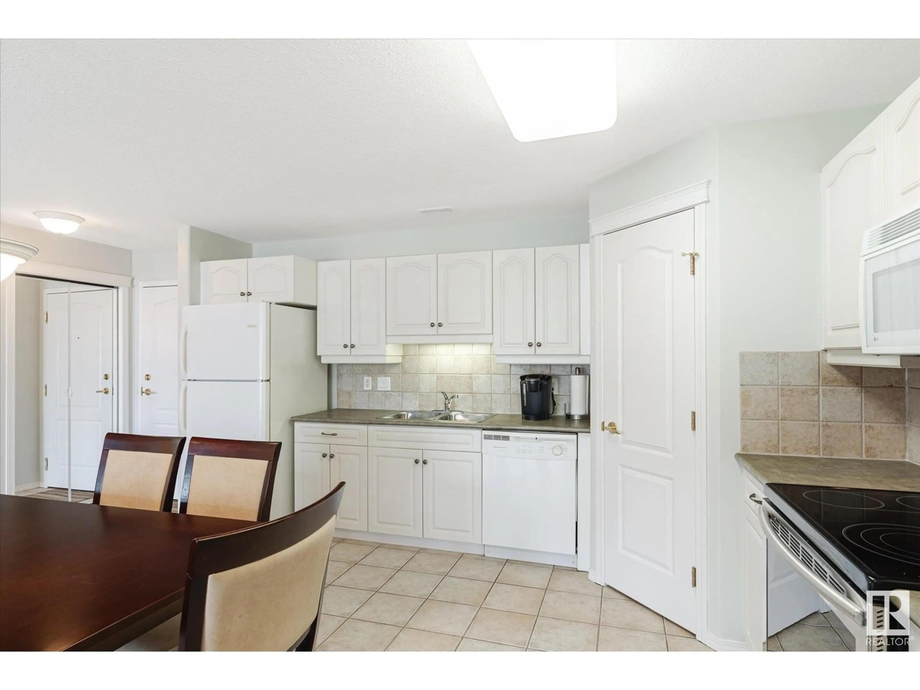 Standard kitchen, ceramic/tile floor for 422 YOUVILLE DR, Edmonton Alberta T6L7G2