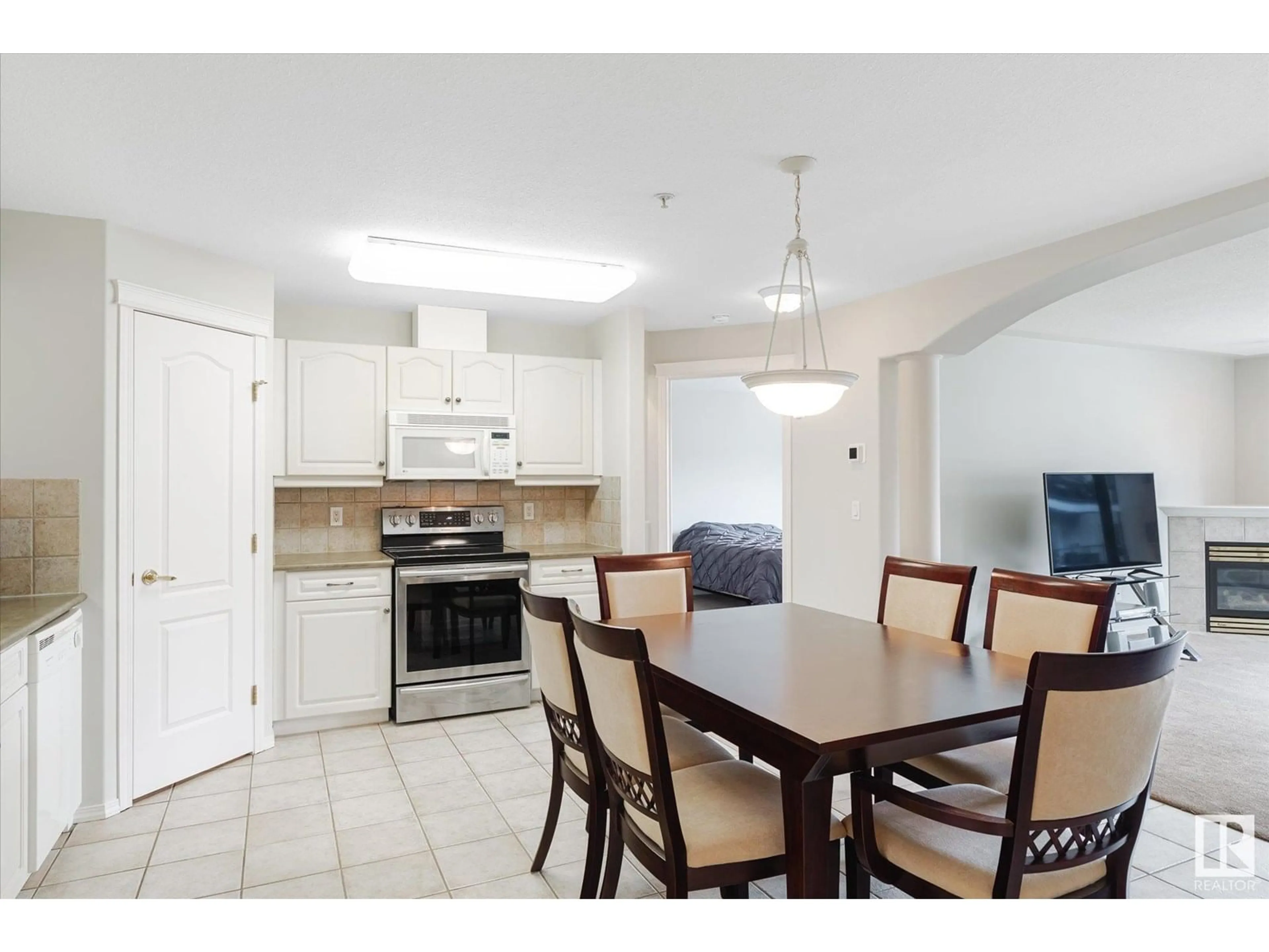 Standard kitchen, ceramic/tile floor for 422 YOUVILLE DR, Edmonton Alberta T6L7G2