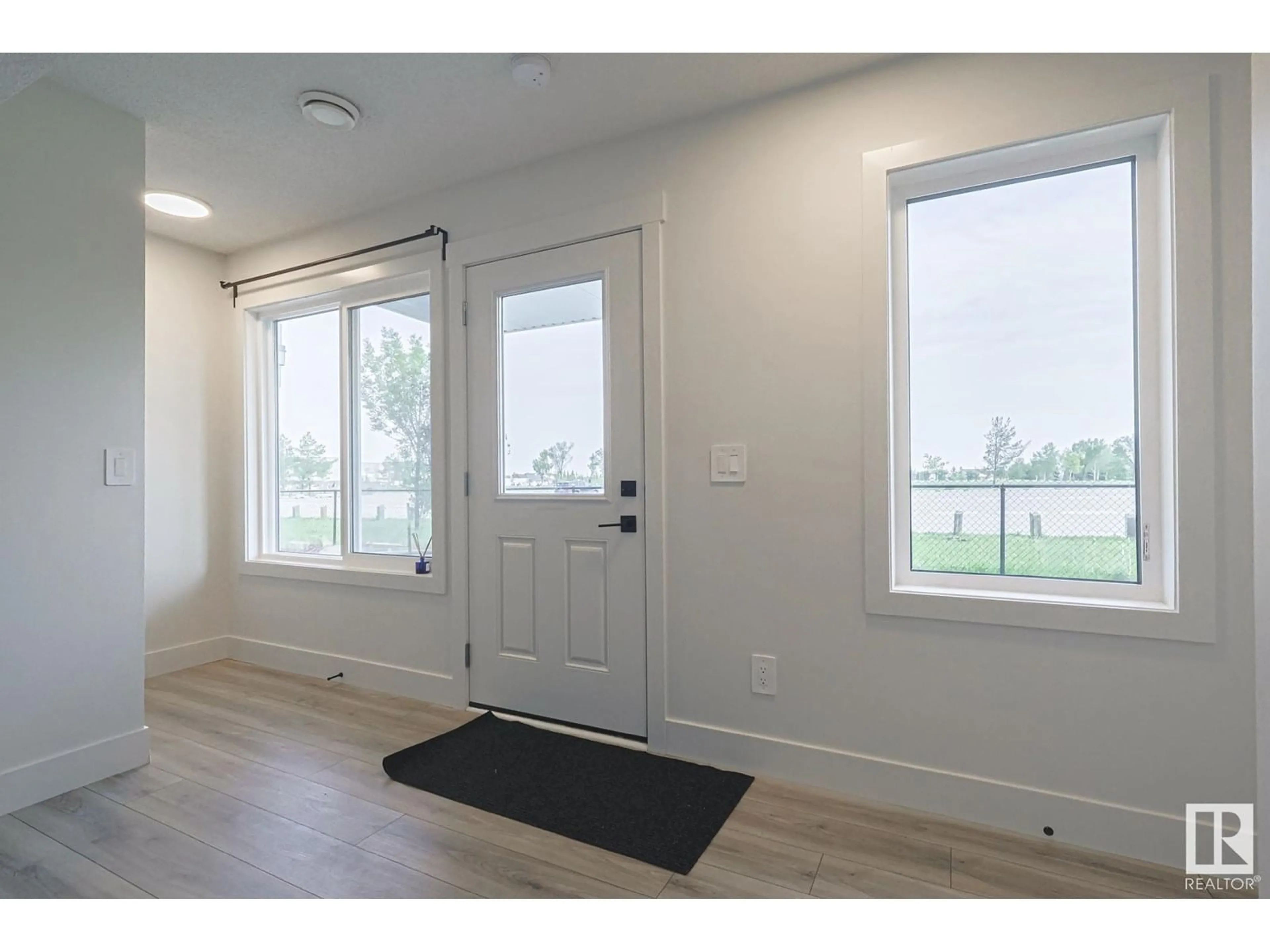 Indoor entryway for 72 16335 84 ST, Edmonton Alberta T5Z0S2