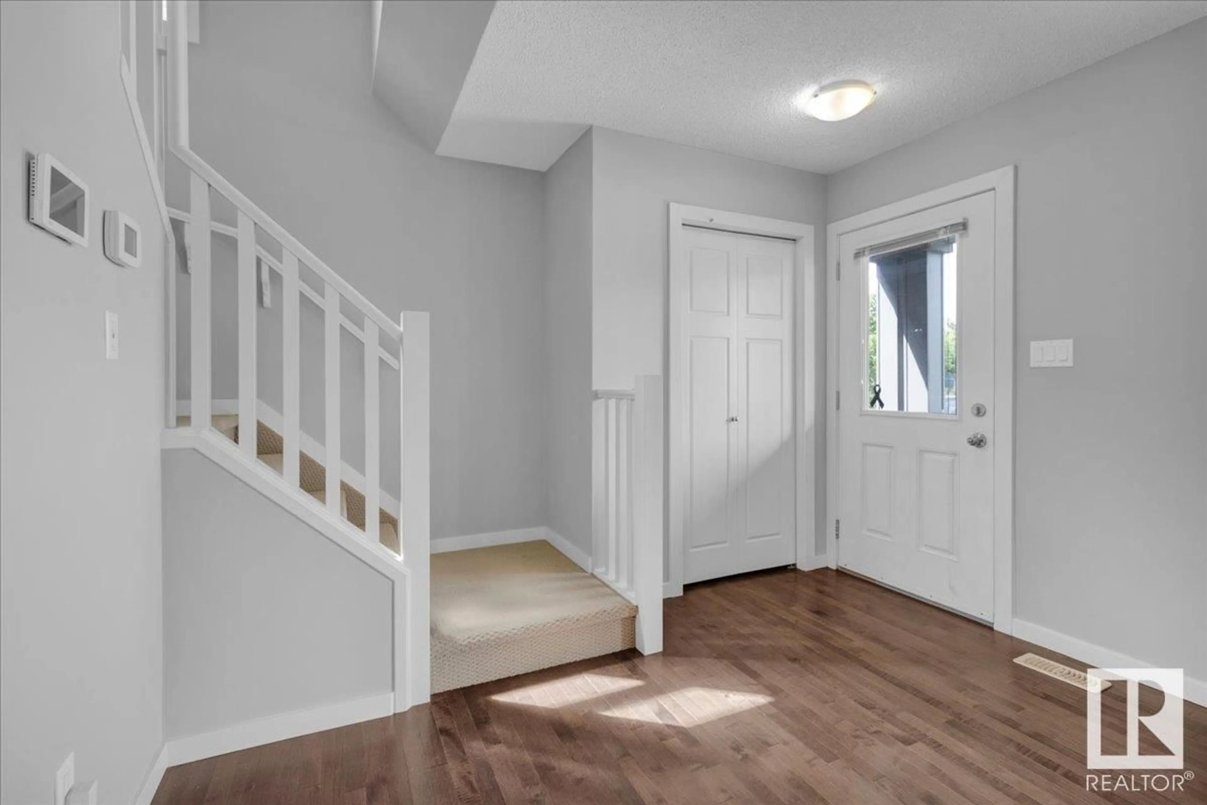 Indoor entryway for 21427 95 AV, Edmonton Alberta T5T4C9