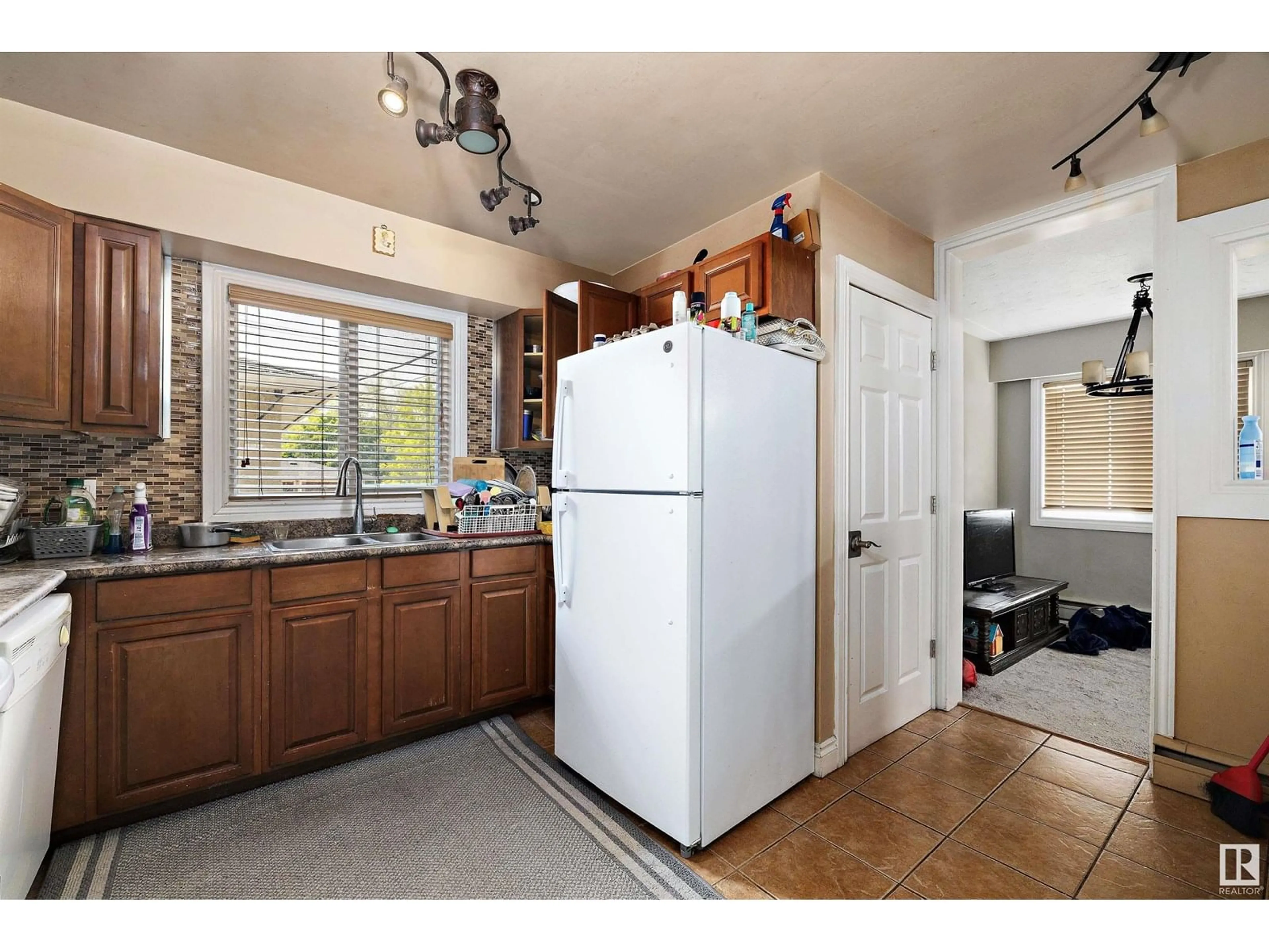 Standard kitchen, unknown for 12411 132 AV, Edmonton Alberta T5L3P8