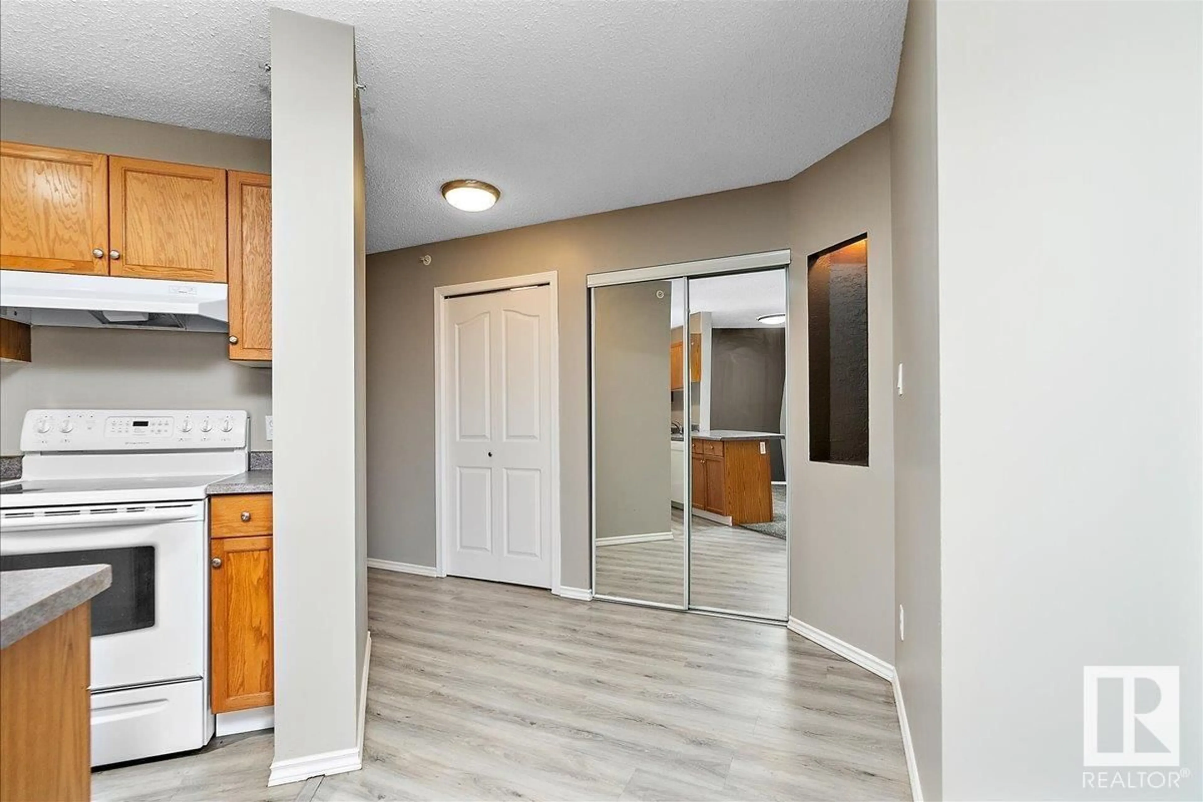 Indoor entryway for 405 - 10511 42 AV, Edmonton Alberta T6J7G8