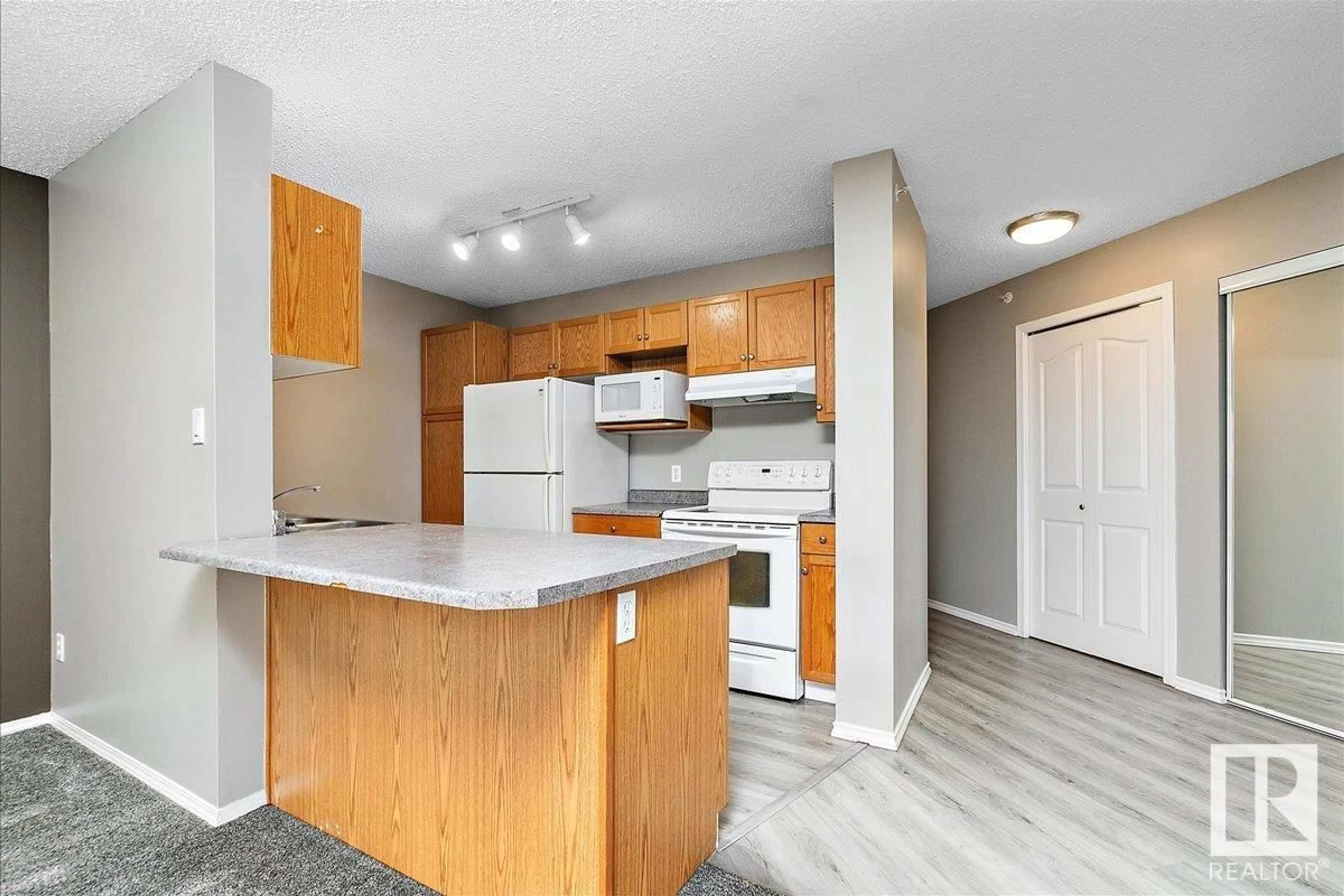 Standard kitchen, unknown for 405 - 10511 42 AV, Edmonton Alberta T6J7G8
