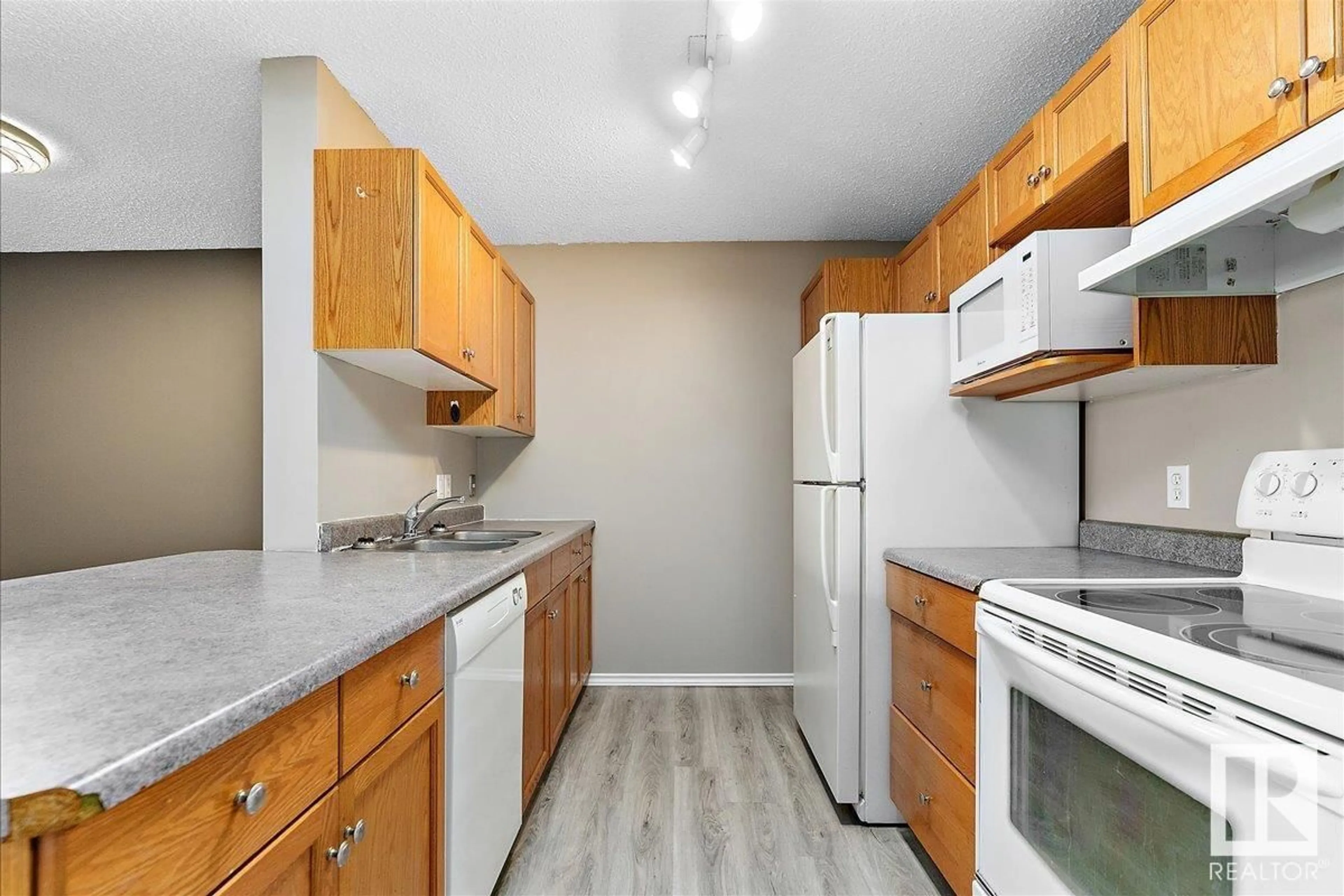 Standard kitchen, unknown for 405 - 10511 42 AV, Edmonton Alberta T6J7G8