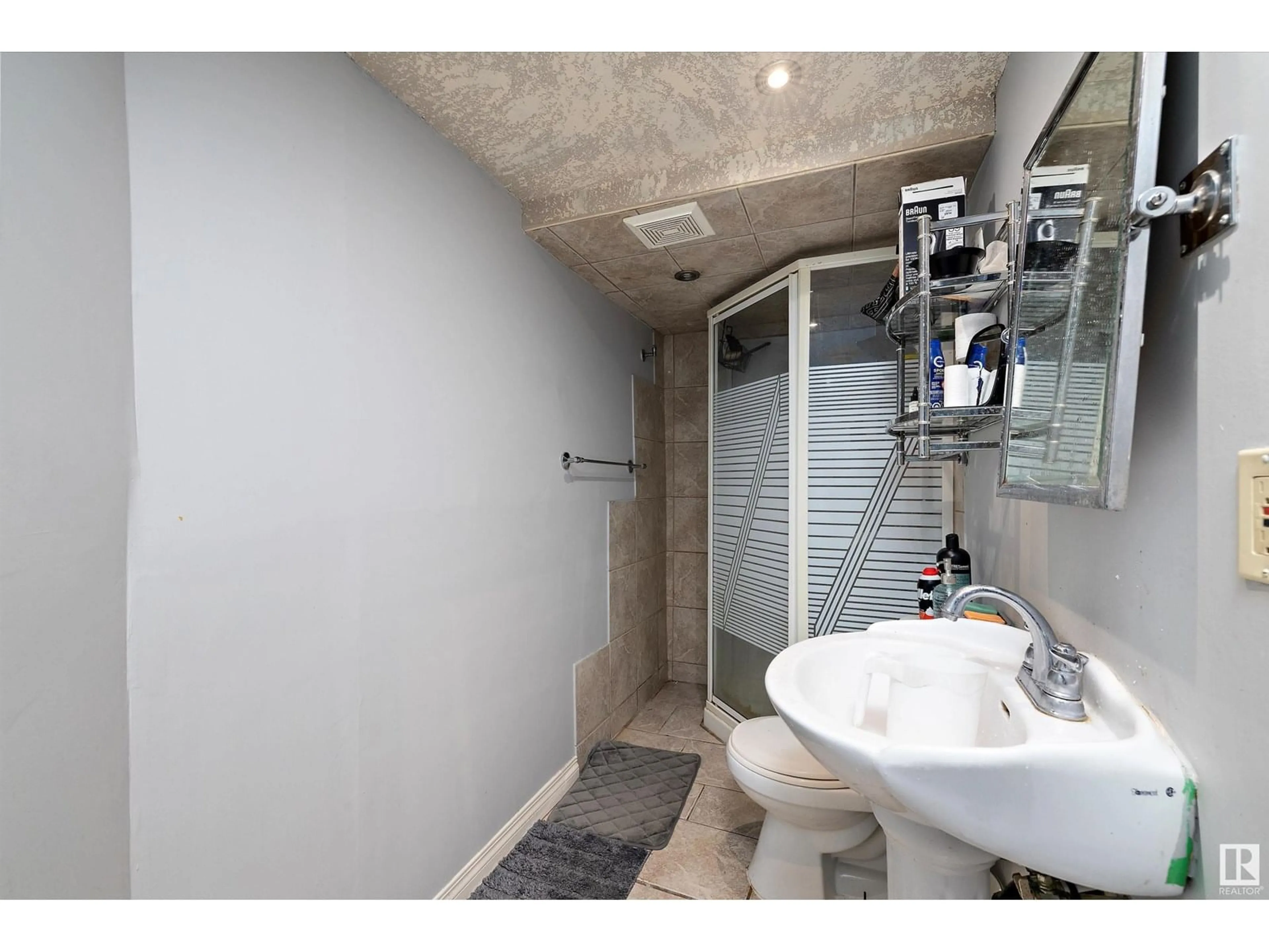 Standard bathroom, ceramic/tile floor for 17445 92 AV, Edmonton Alberta T5T3W6