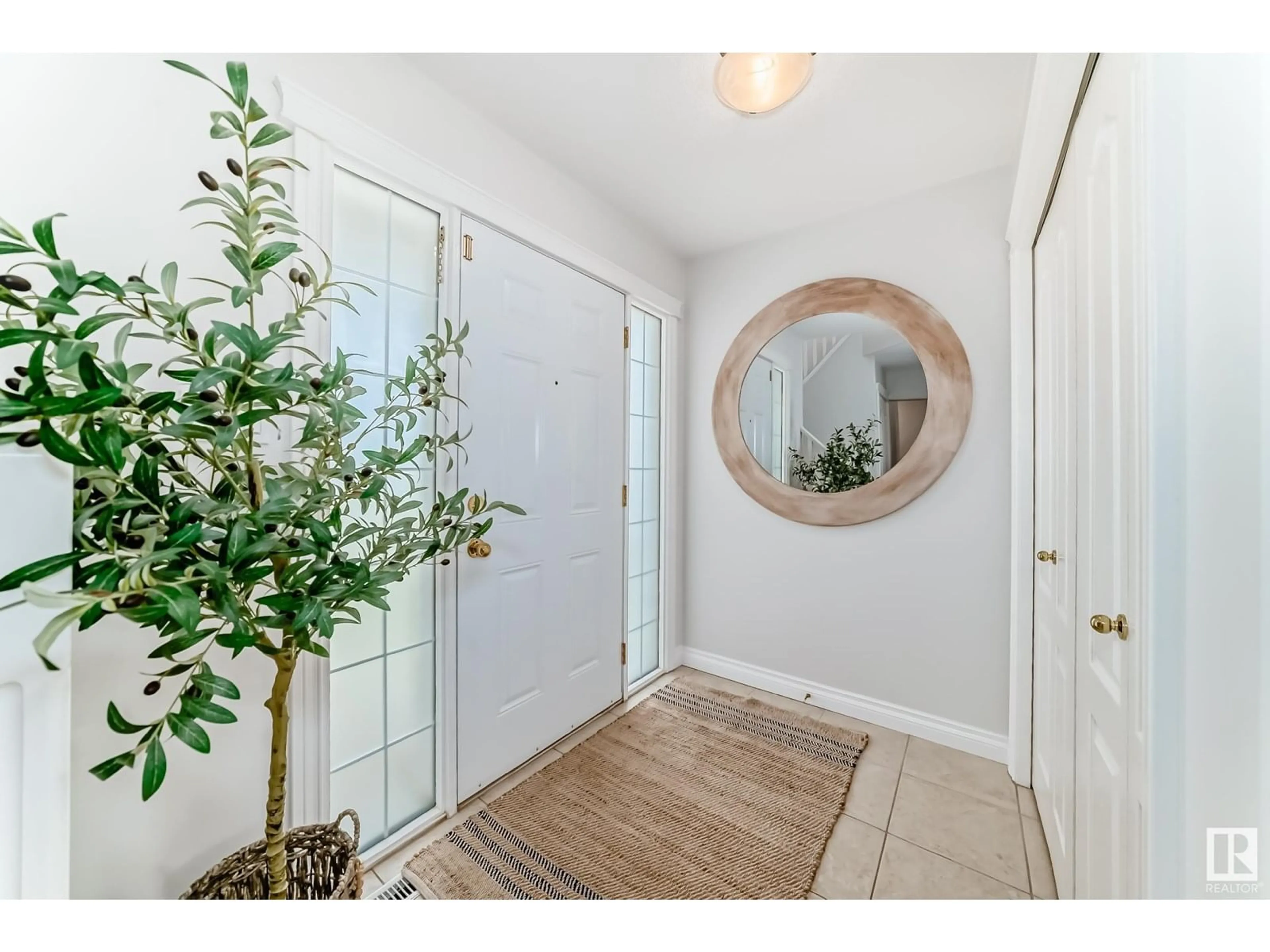 Indoor entryway for 183 CASTLE DR, Edmonton Alberta T5X6G4