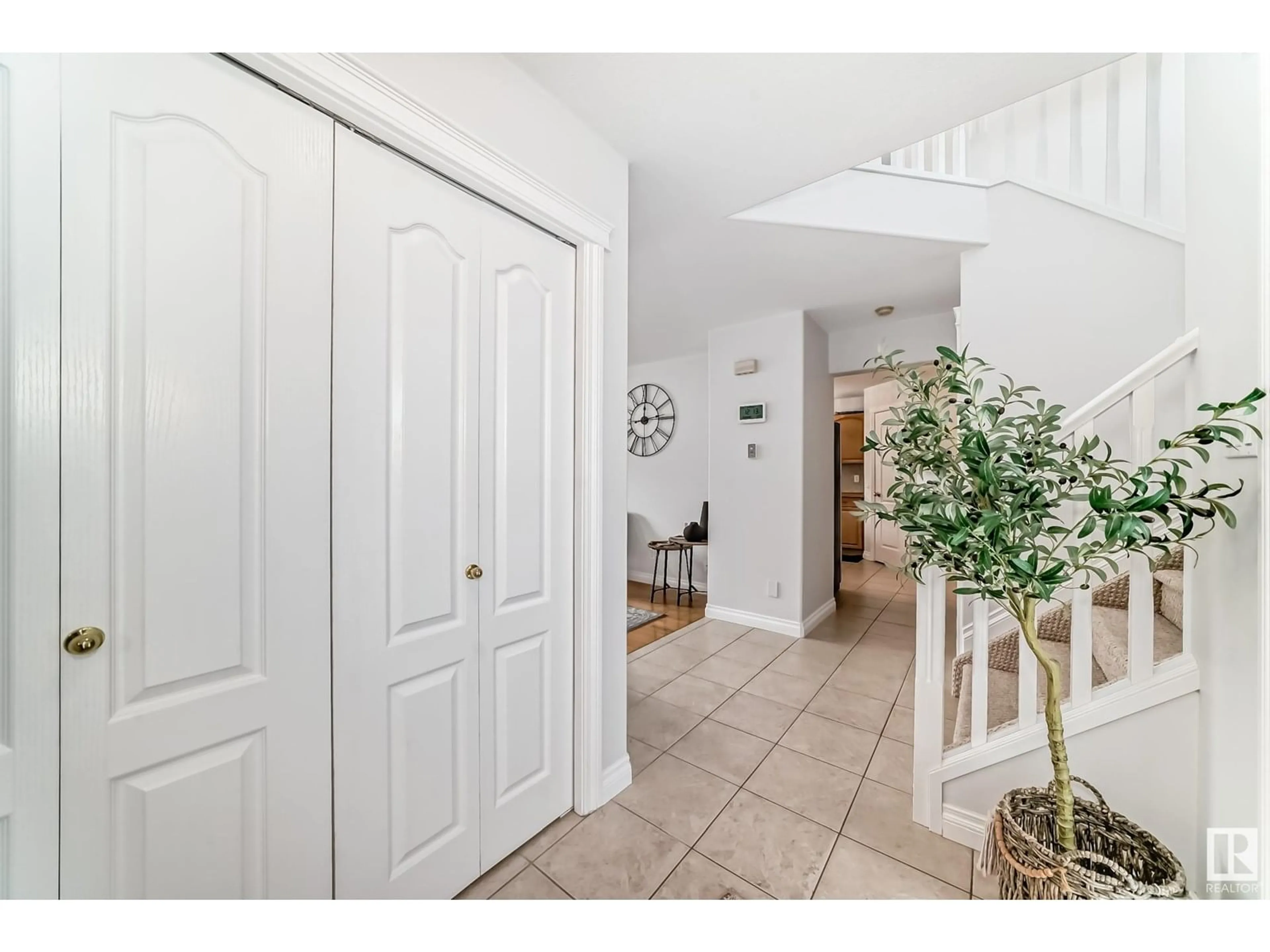 Indoor entryway for 183 CASTLE DR, Edmonton Alberta T5X6G4