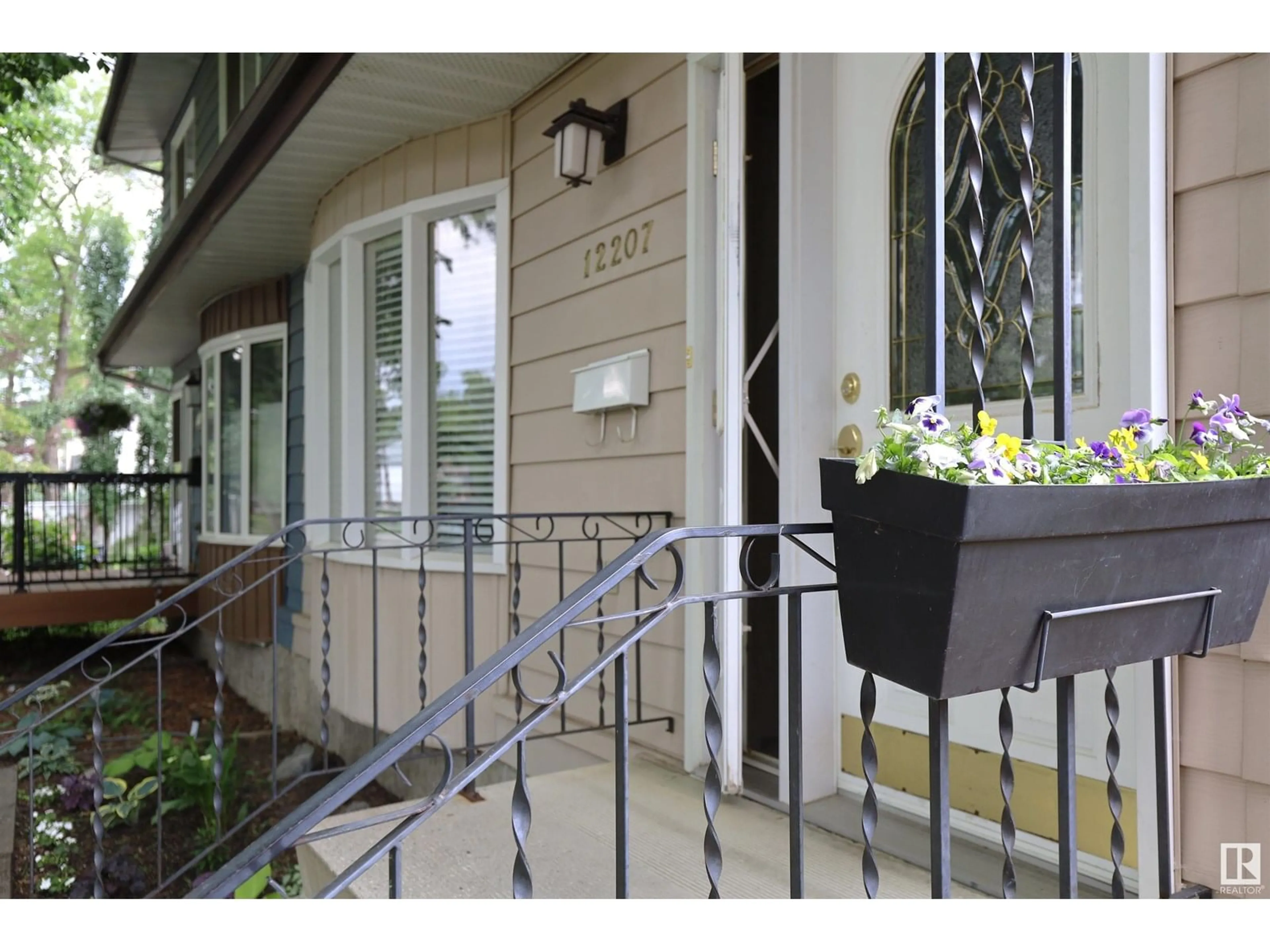 Indoor entryway for NW - 12207 109A AV, Edmonton Alberta T5M2H4
