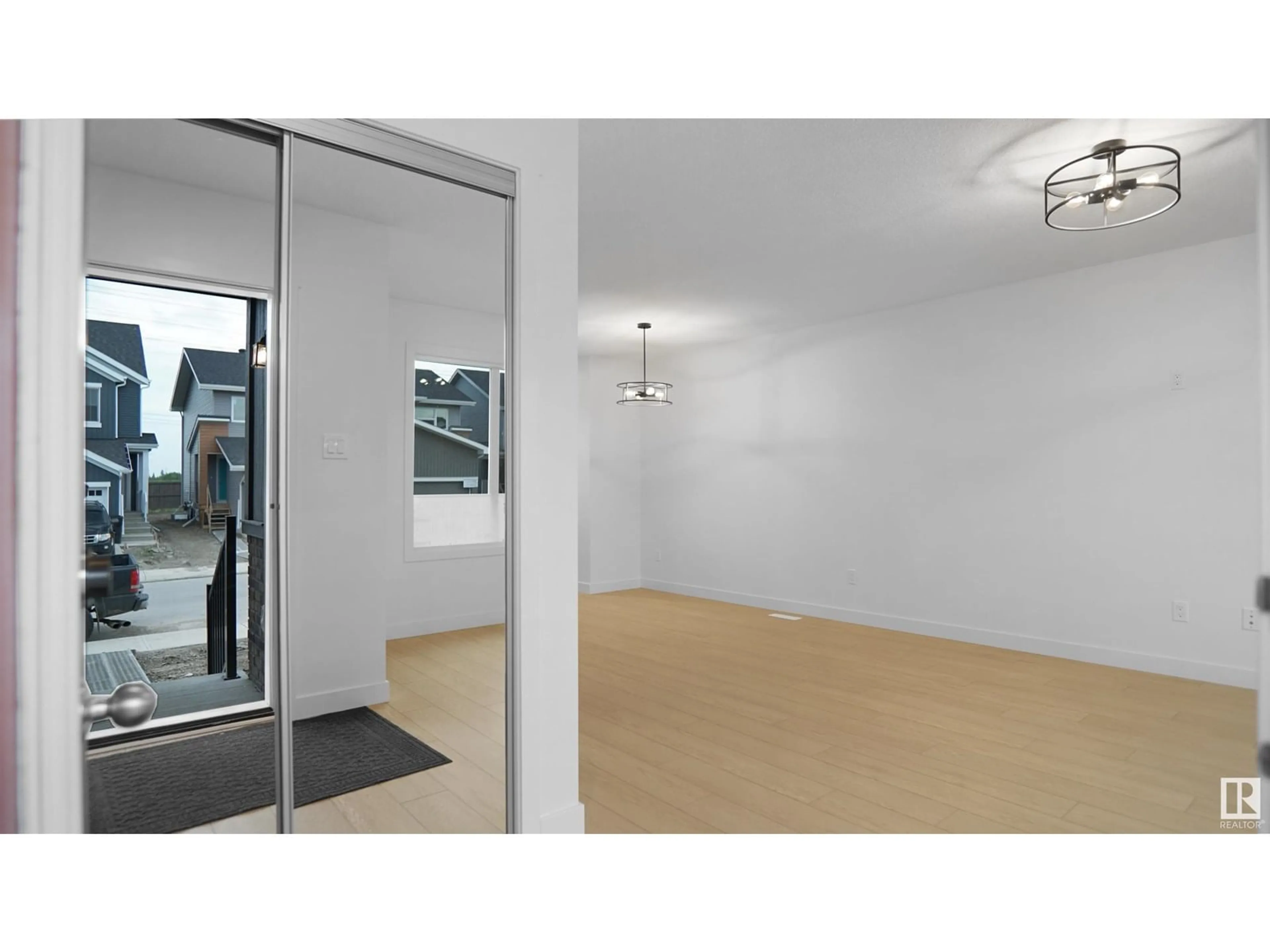 Indoor foyer for NW - 1955 210 ST, Edmonton Alberta T5Z0T4