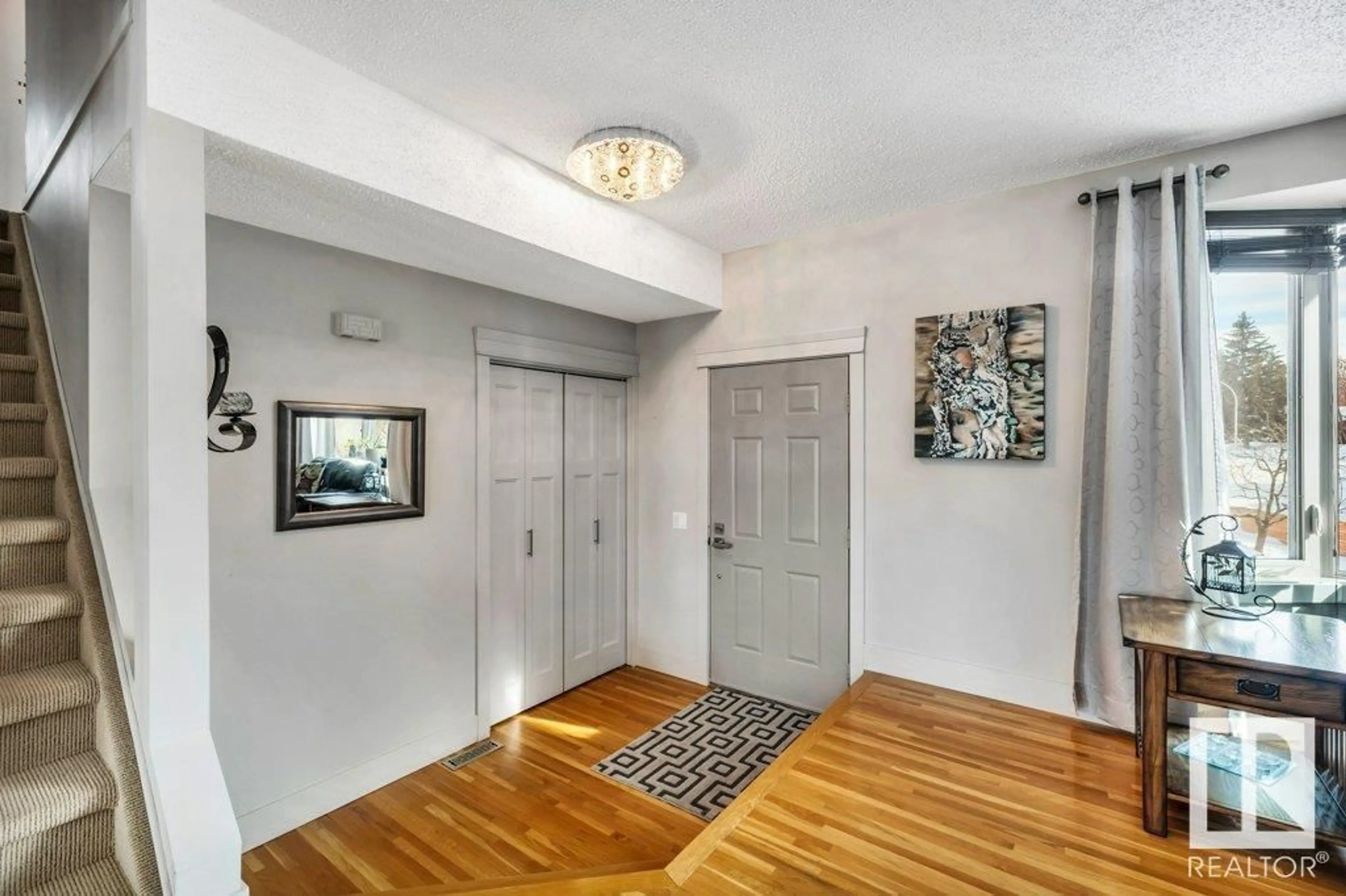 Indoor entryway for 1704 55 ST, Edmonton Alberta T6L2C3