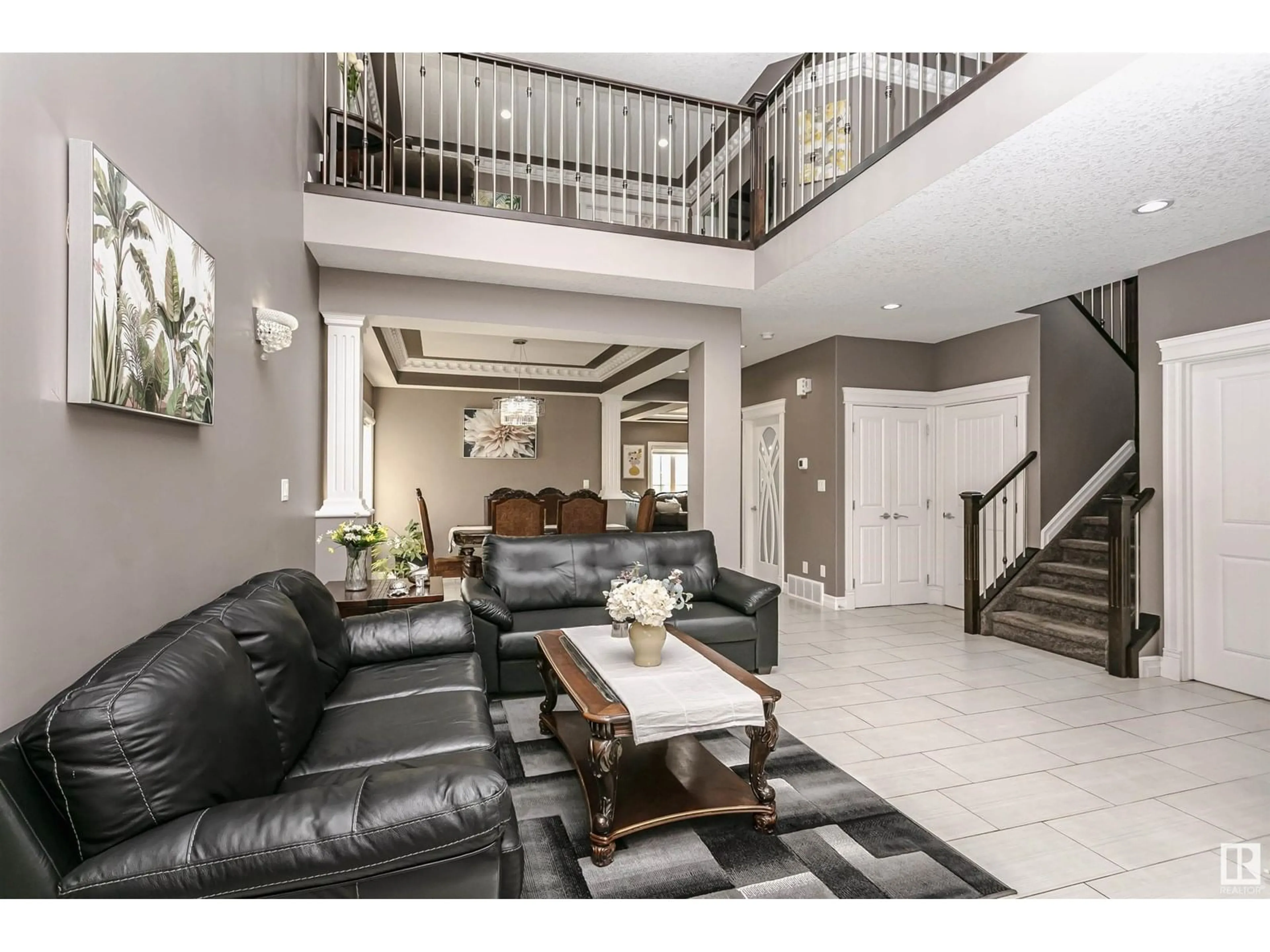 Indoor foyer for 5227 18 AV, Edmonton Alberta T6X1Y1