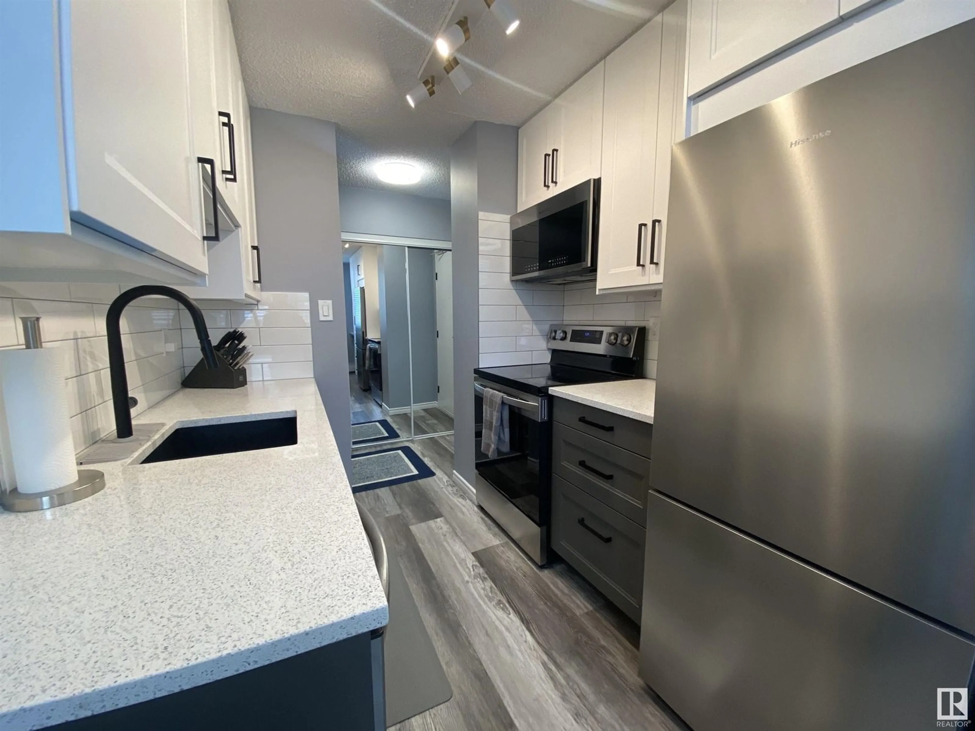 Standard kitchen, unknown for 10015 - 705 119 ST, Edmonton Alberta T5K1Y7