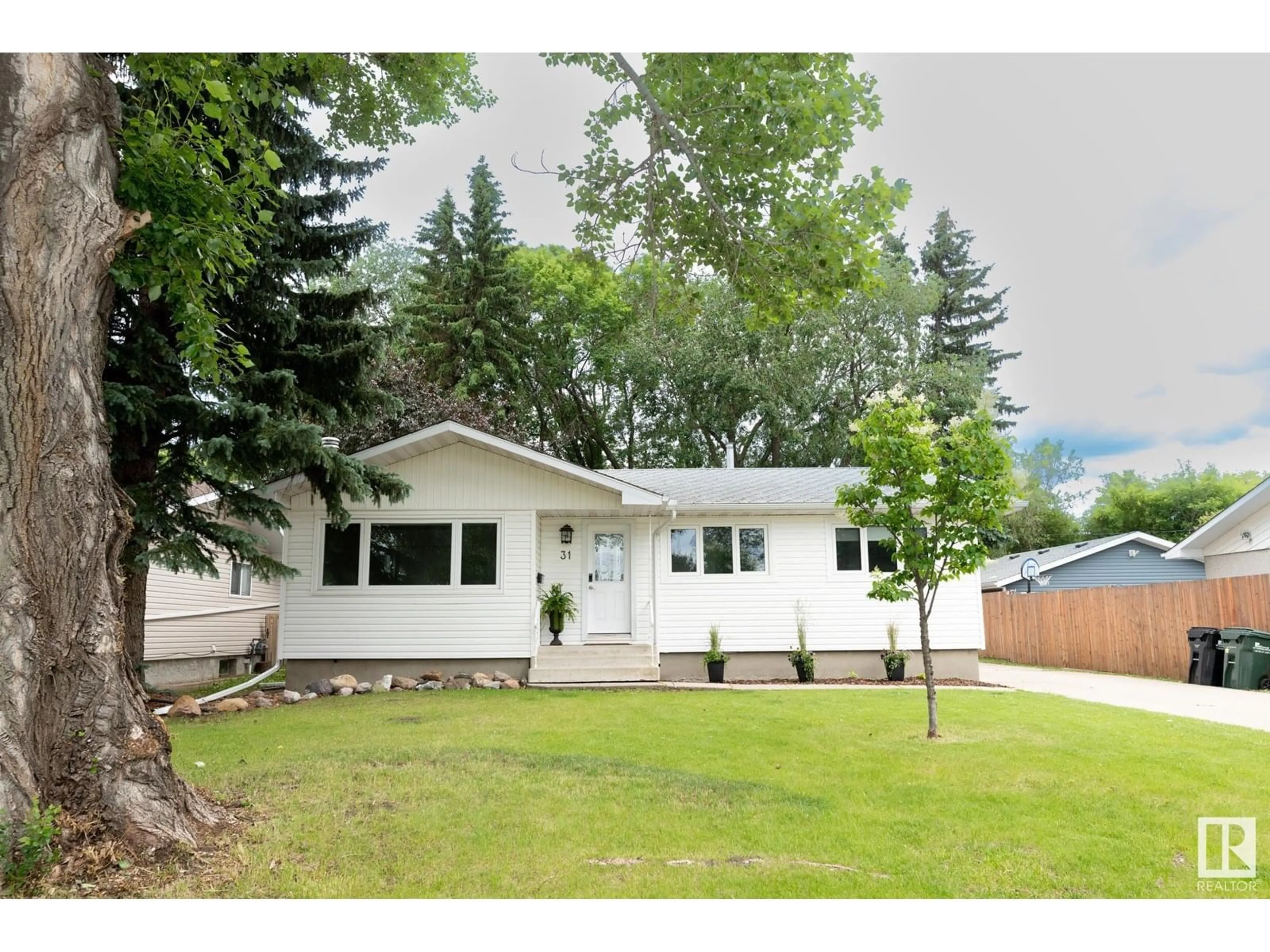 Home with vinyl exterior material, mountain view for 31 PINE ST, Sherwood Park Alberta T8A1G4