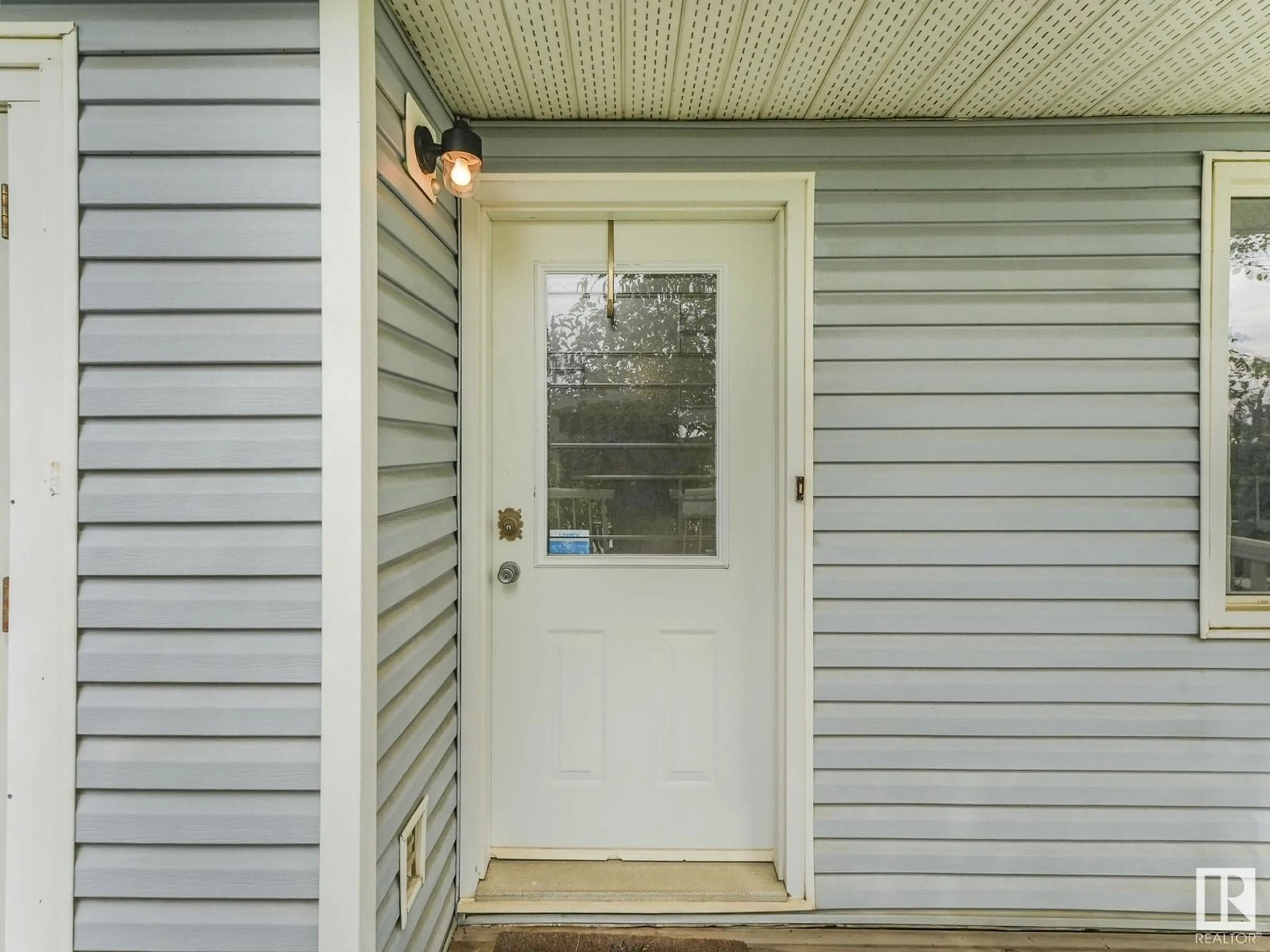 Indoor entryway for 11604 127 AV, Edmonton Alberta T5E0C8
