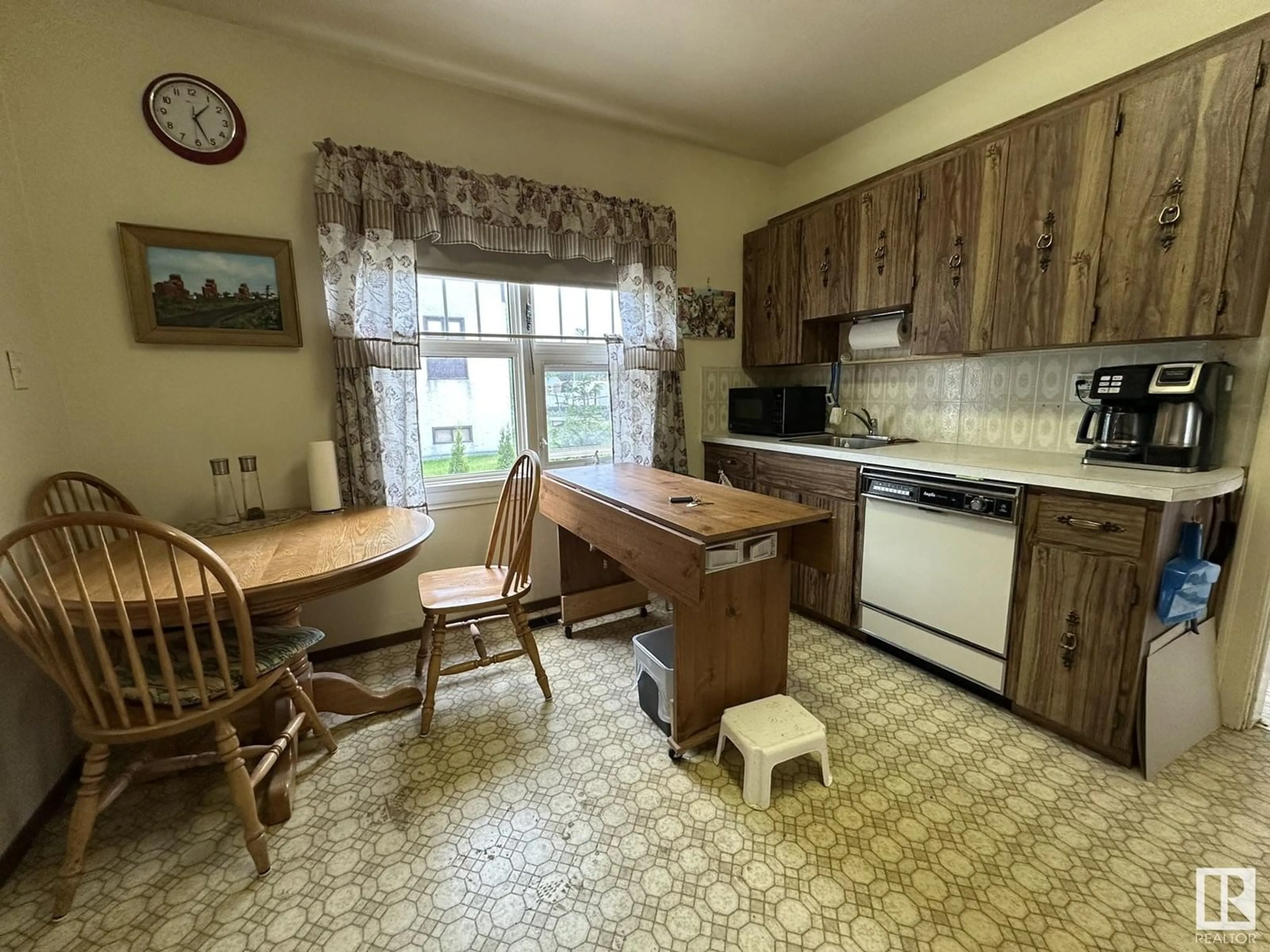 Standard kitchen, unknown for 5016 50 ST, Smoky Lake Town Alberta T0A3C0