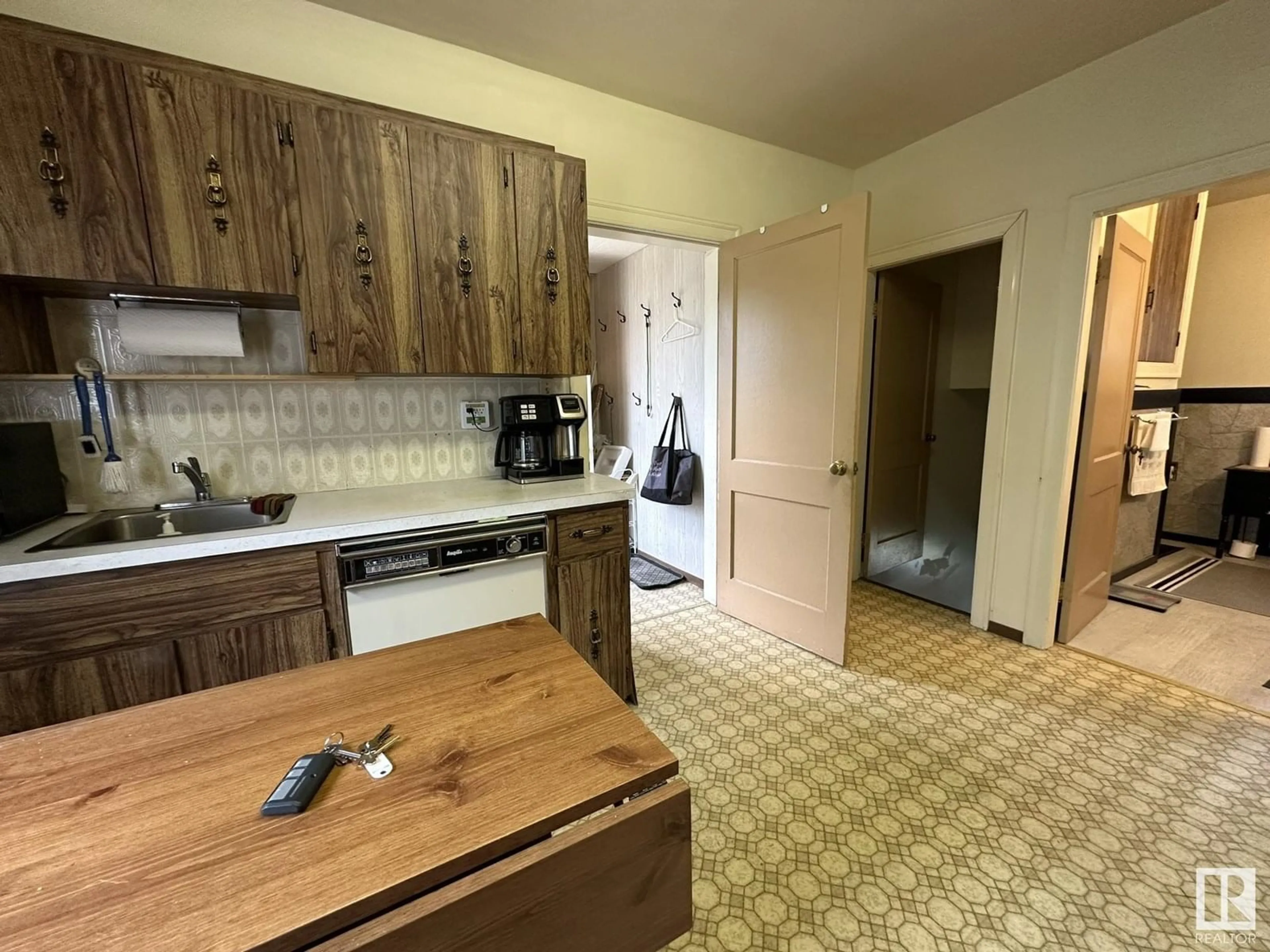 Standard kitchen, unknown for 5016 50 ST, Smoky Lake Town Alberta T0A3C0