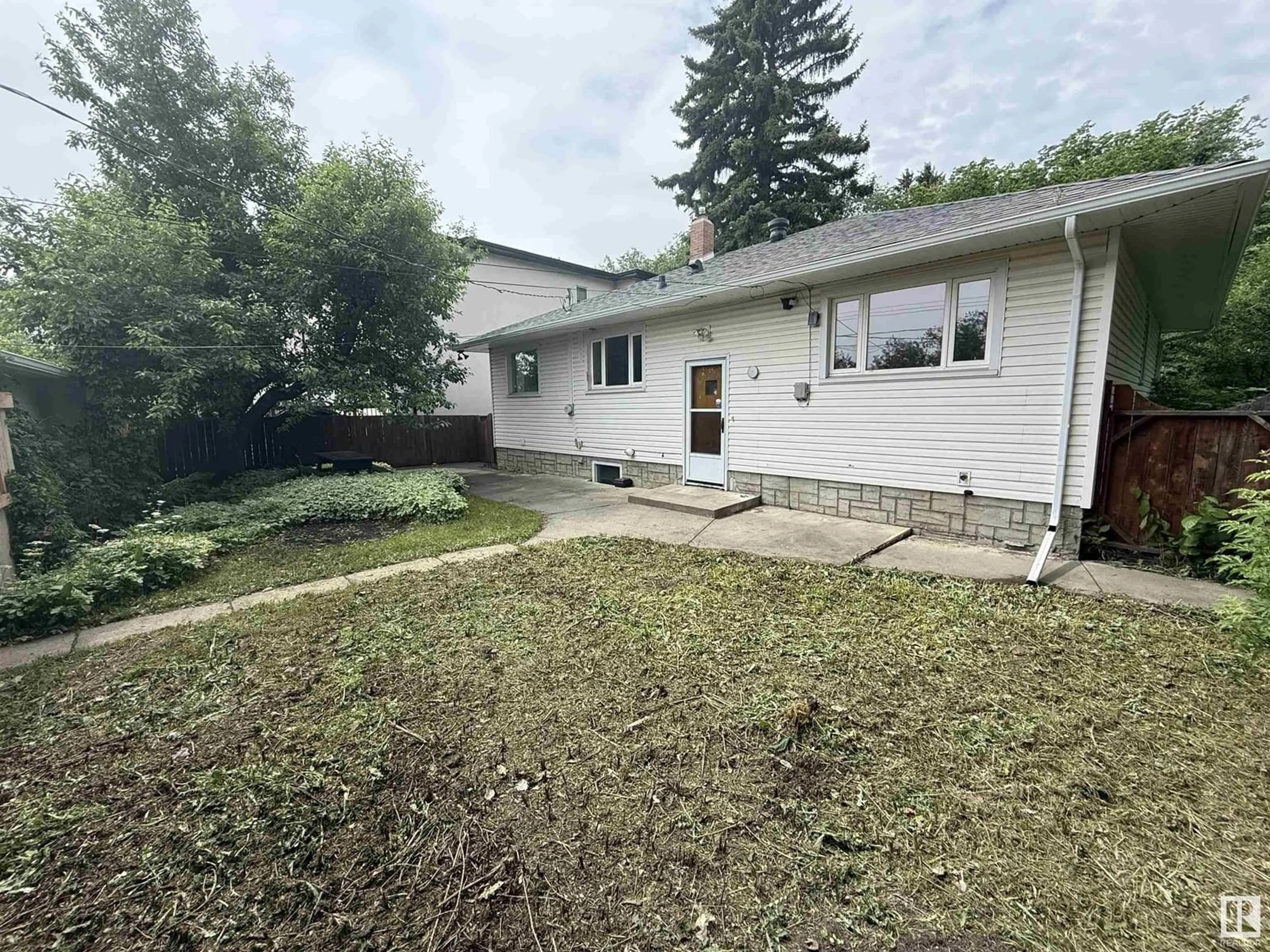 A pic from outside/outdoor area/front of a property/back of a property/a pic from drone, street for NW - 7223 114A ST, Edmonton Alberta T6G1N1