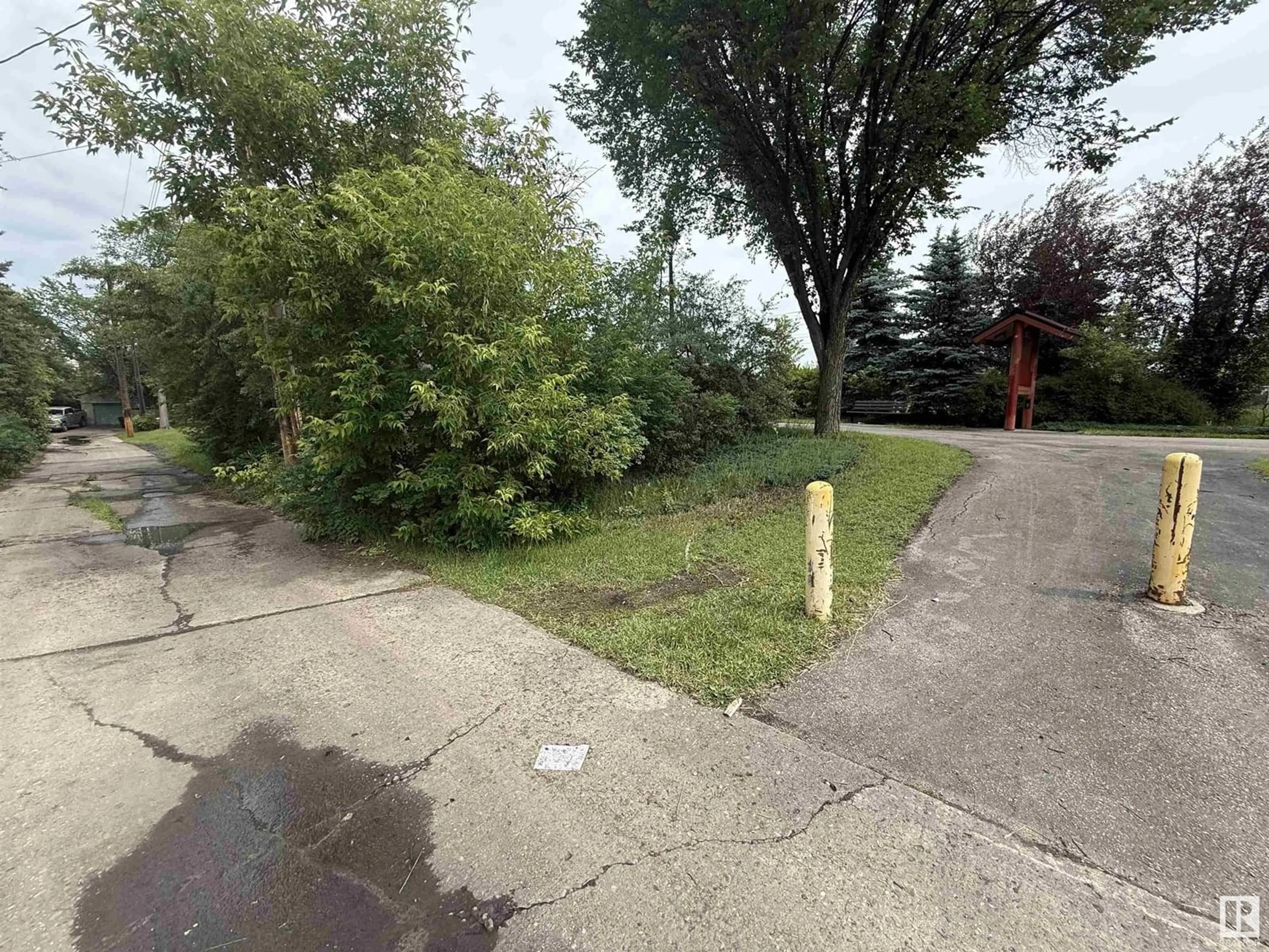 A pic from outside/outdoor area/front of a property/back of a property/a pic from drone, street for NW - 7223 114A ST, Edmonton Alberta T6G1N1