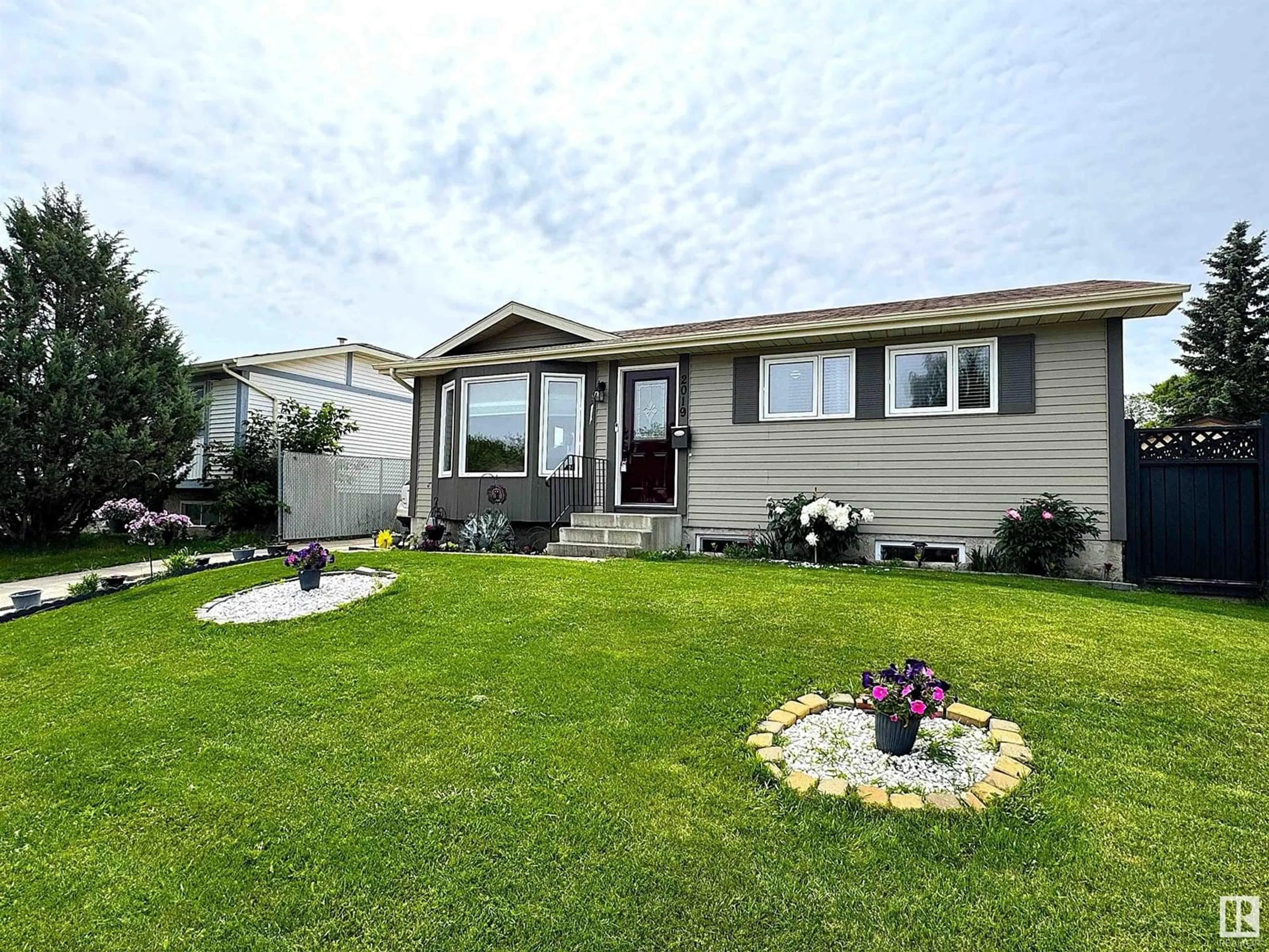 Home with vinyl exterior material, unknown for NW - 2019 145 AV, Edmonton Alberta T5Y1V1