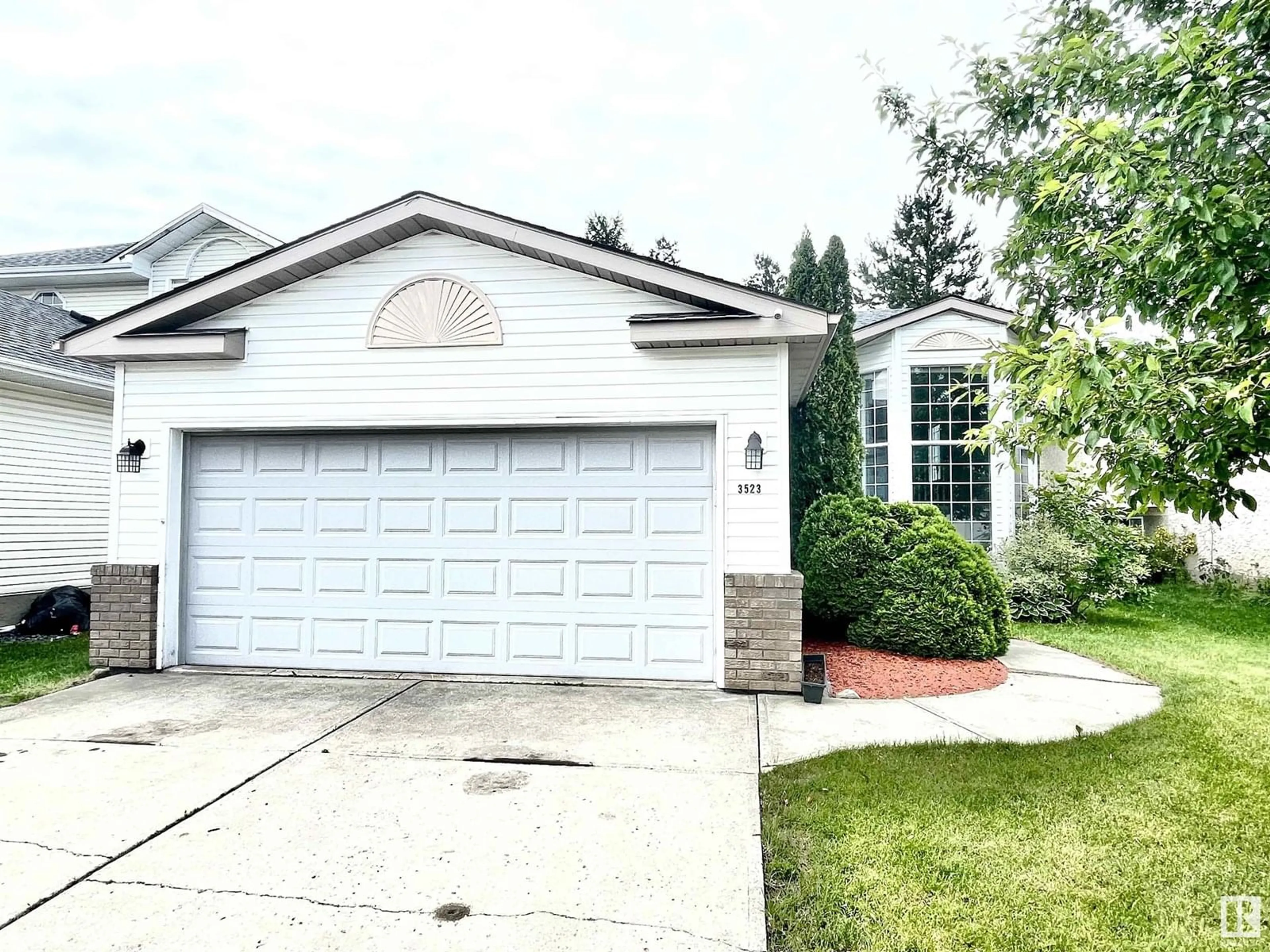 Home with vinyl exterior material, street for 3523 38A AV, Edmonton Alberta T6L6N9