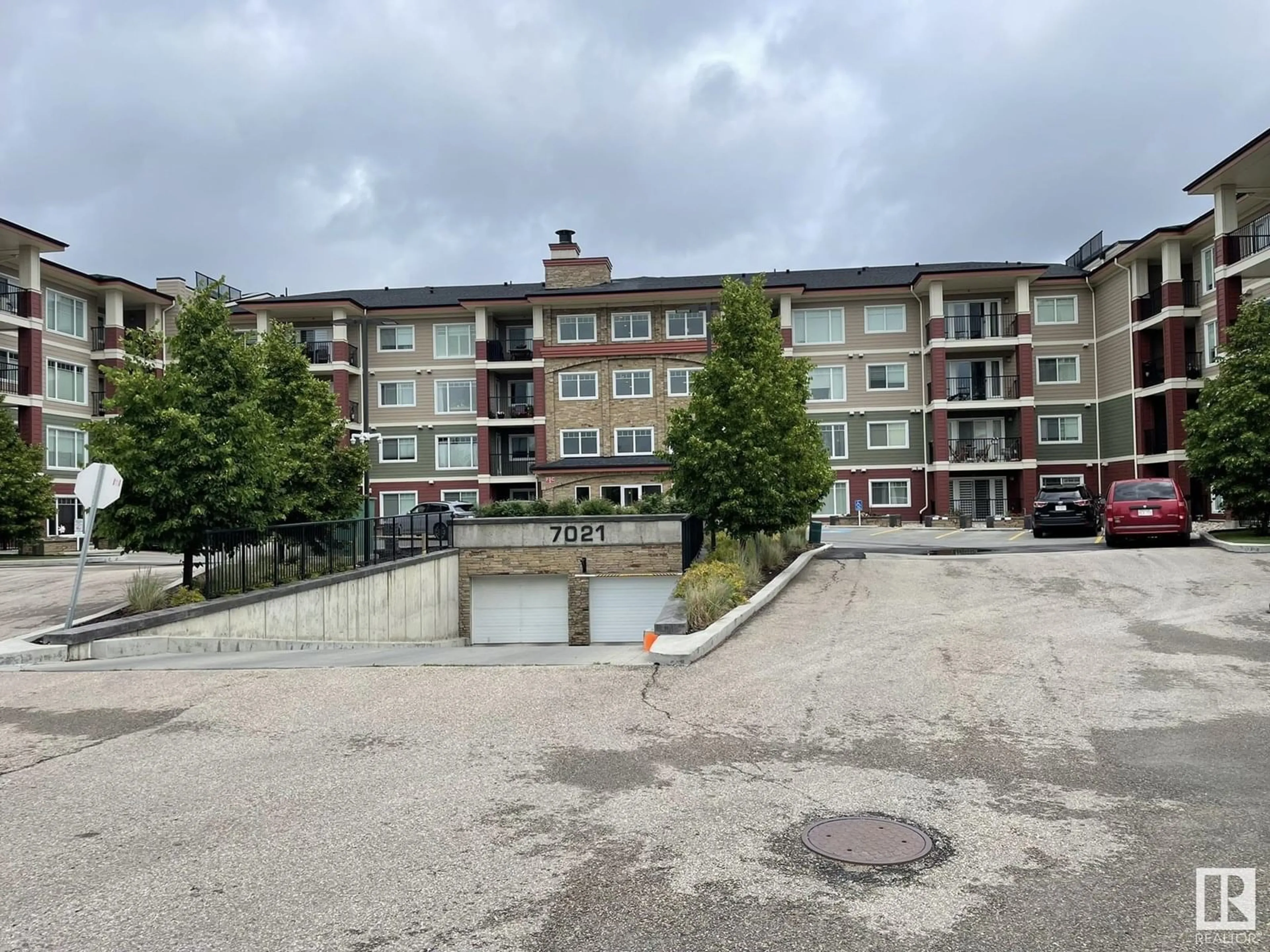 A pic from outside/outdoor area/front of a property/back of a property/a pic from drone, water/lake/river/ocean view for 207 - 7021 SOUTH TERWILLEGAR DR, Edmonton Alberta T6R0W5