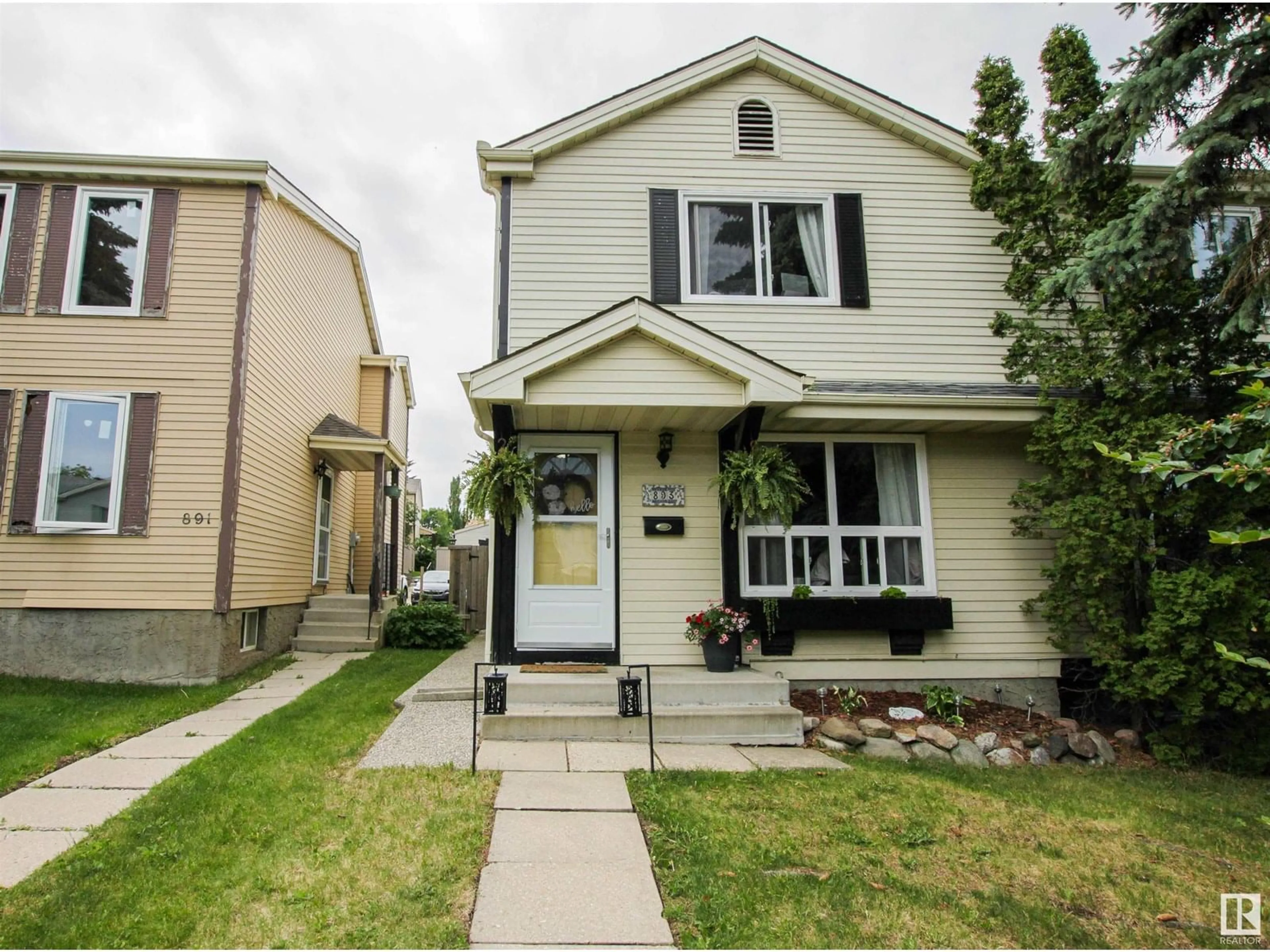 Home with vinyl exterior material, street for 893 VILLAGE ME, Sherwood Park Alberta T8A4L9