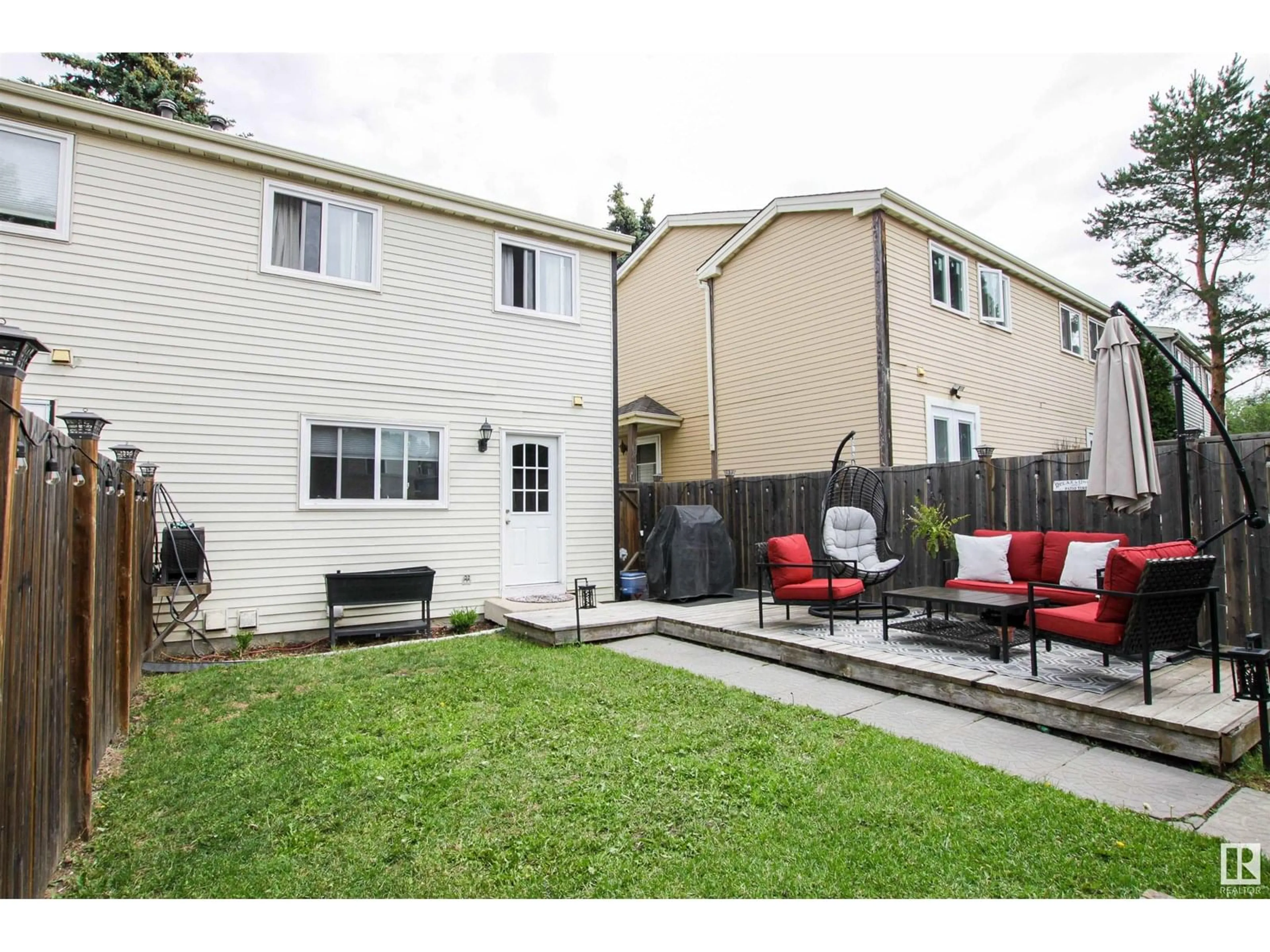 Patio, street for 893 VILLAGE ME, Sherwood Park Alberta T8A4L9