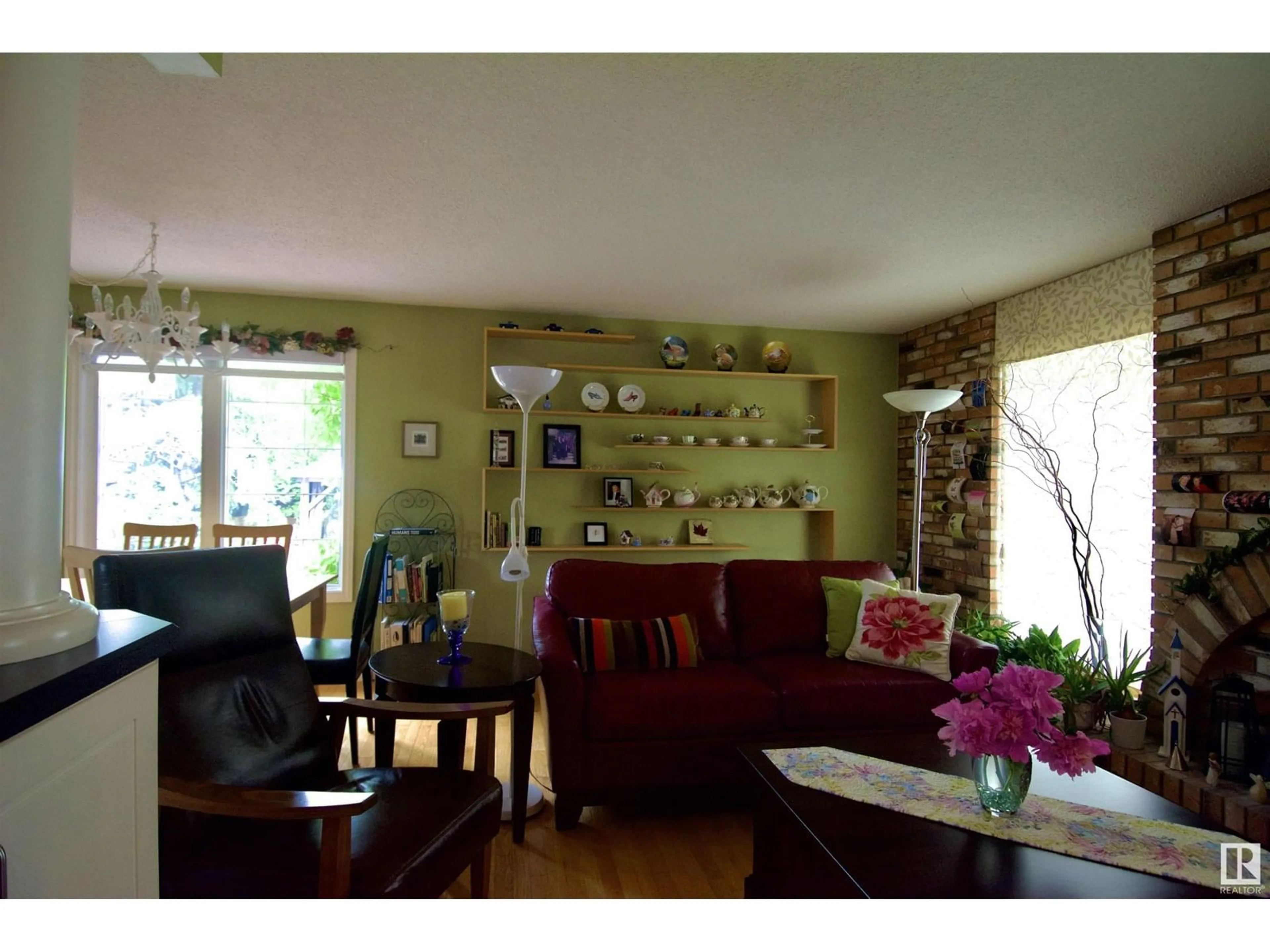 Dining room, wood/laminate floor for 8516 42A AV, Edmonton Alberta T6K1S4