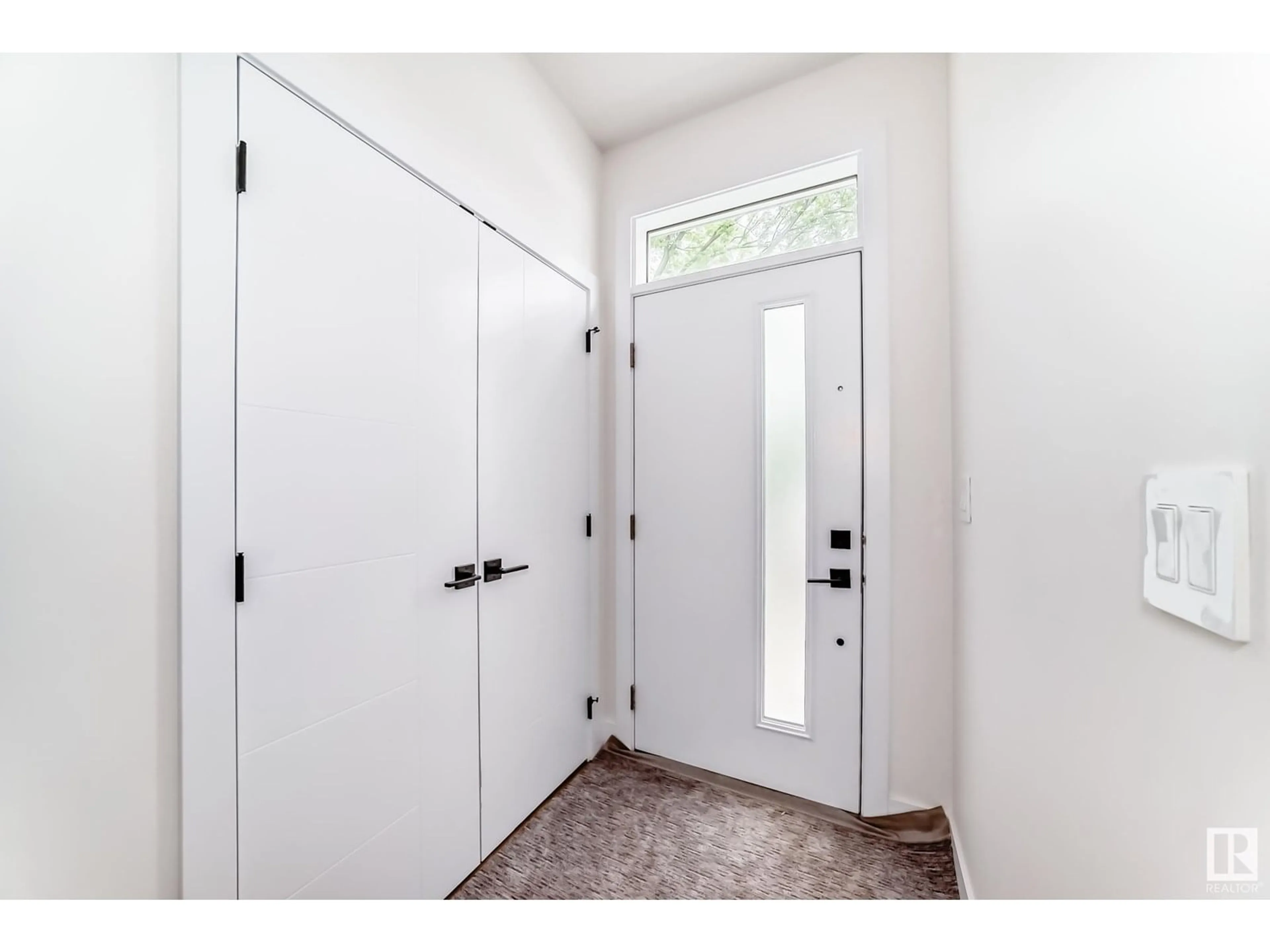 Indoor entryway for 11442 125 ST, Edmonton Alberta T5M0M9