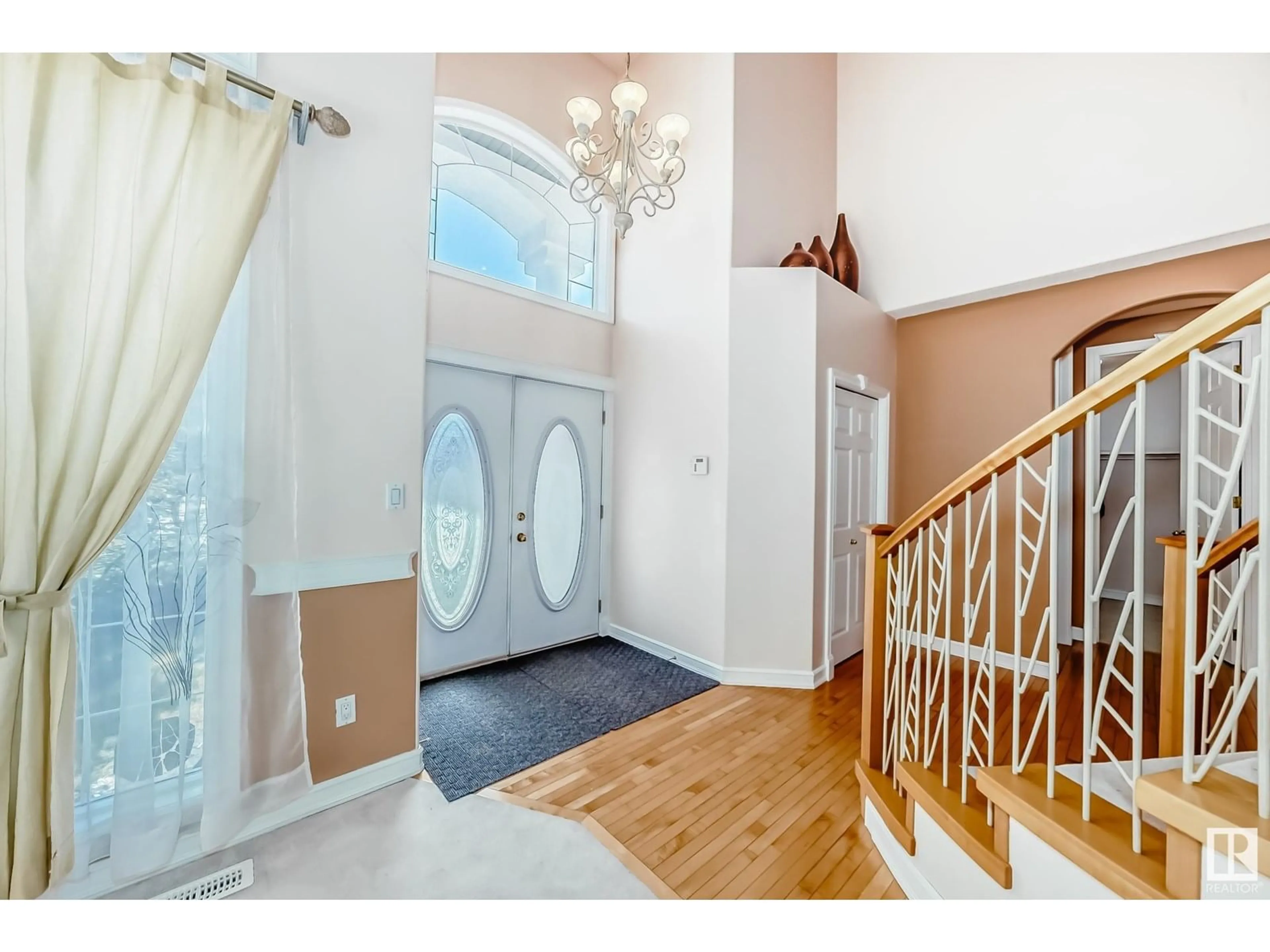 Indoor entryway for 318 DARLINGTON CR, Edmonton Alberta T6M2R9