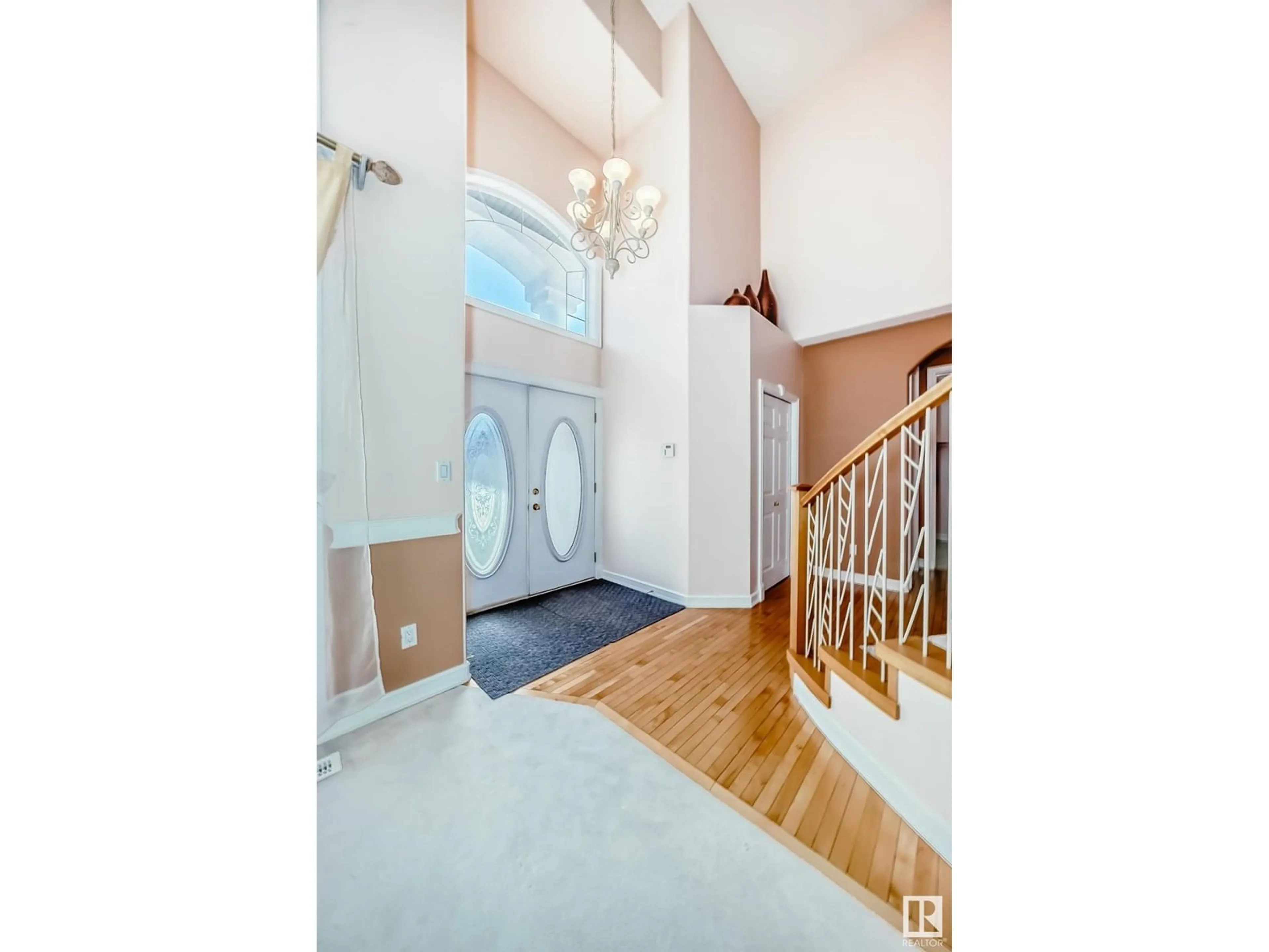 Indoor entryway for 318 DARLINGTON CR, Edmonton Alberta T6M2R9