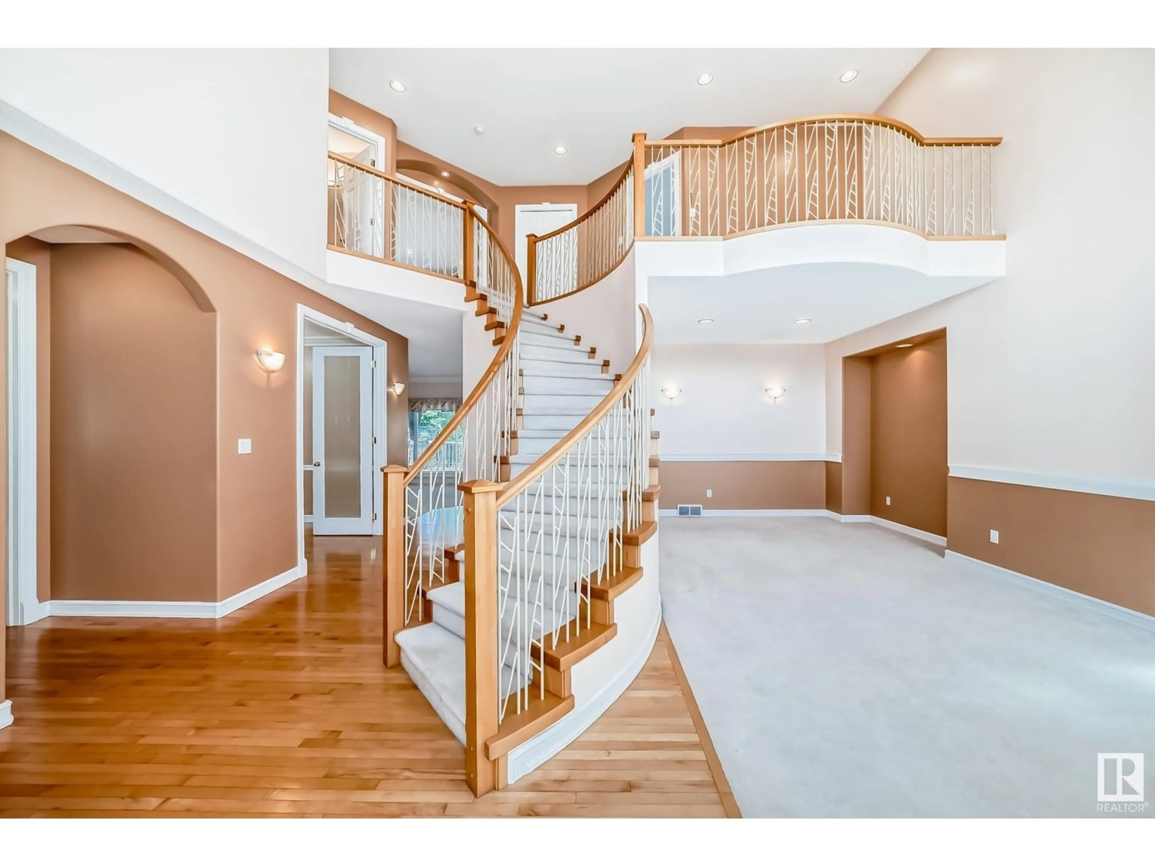 Indoor foyer for 318 DARLINGTON CR, Edmonton Alberta T6M2R9