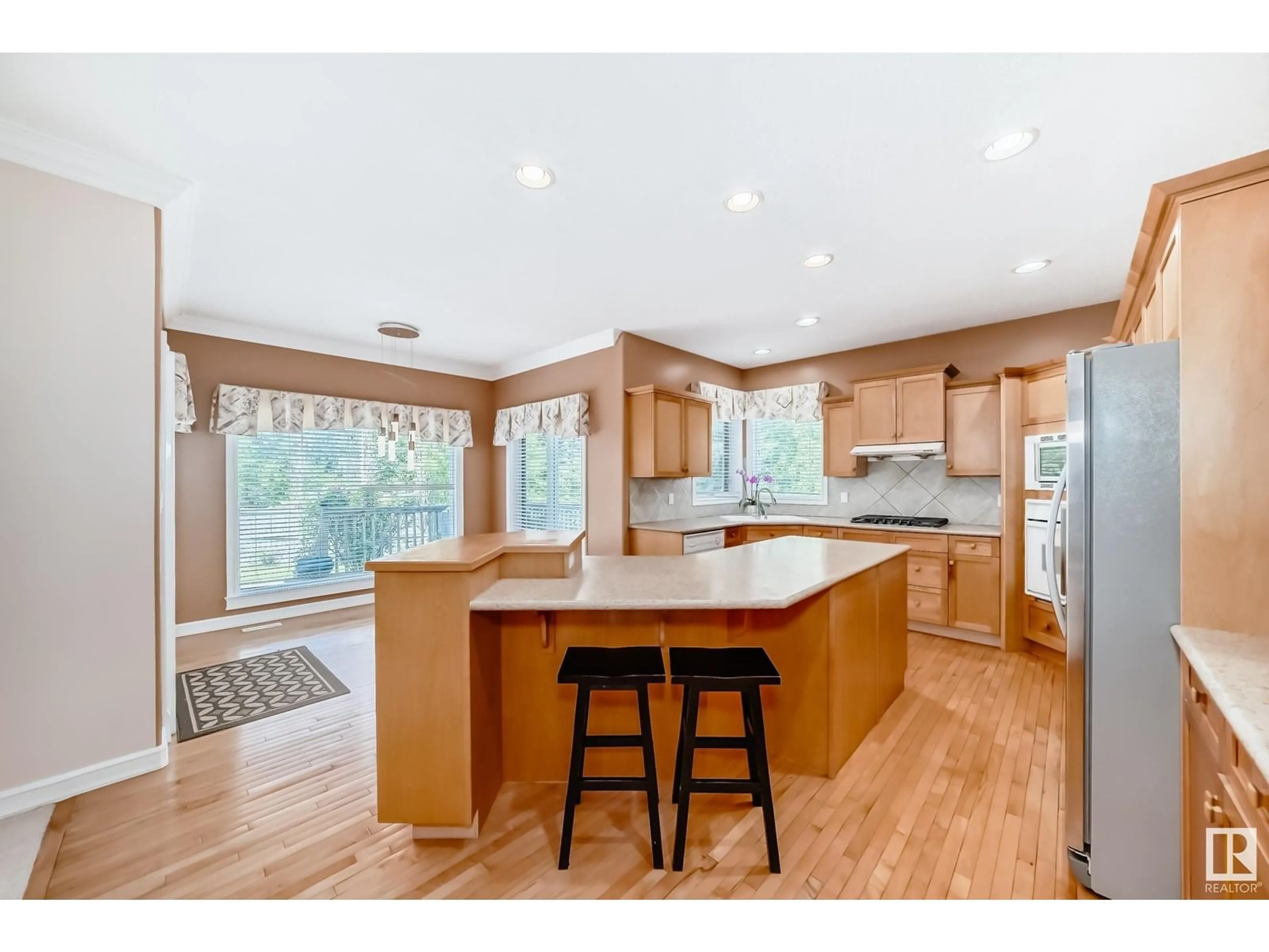 Open concept kitchen, unknown for 318 DARLINGTON CR, Edmonton Alberta T6M2R9