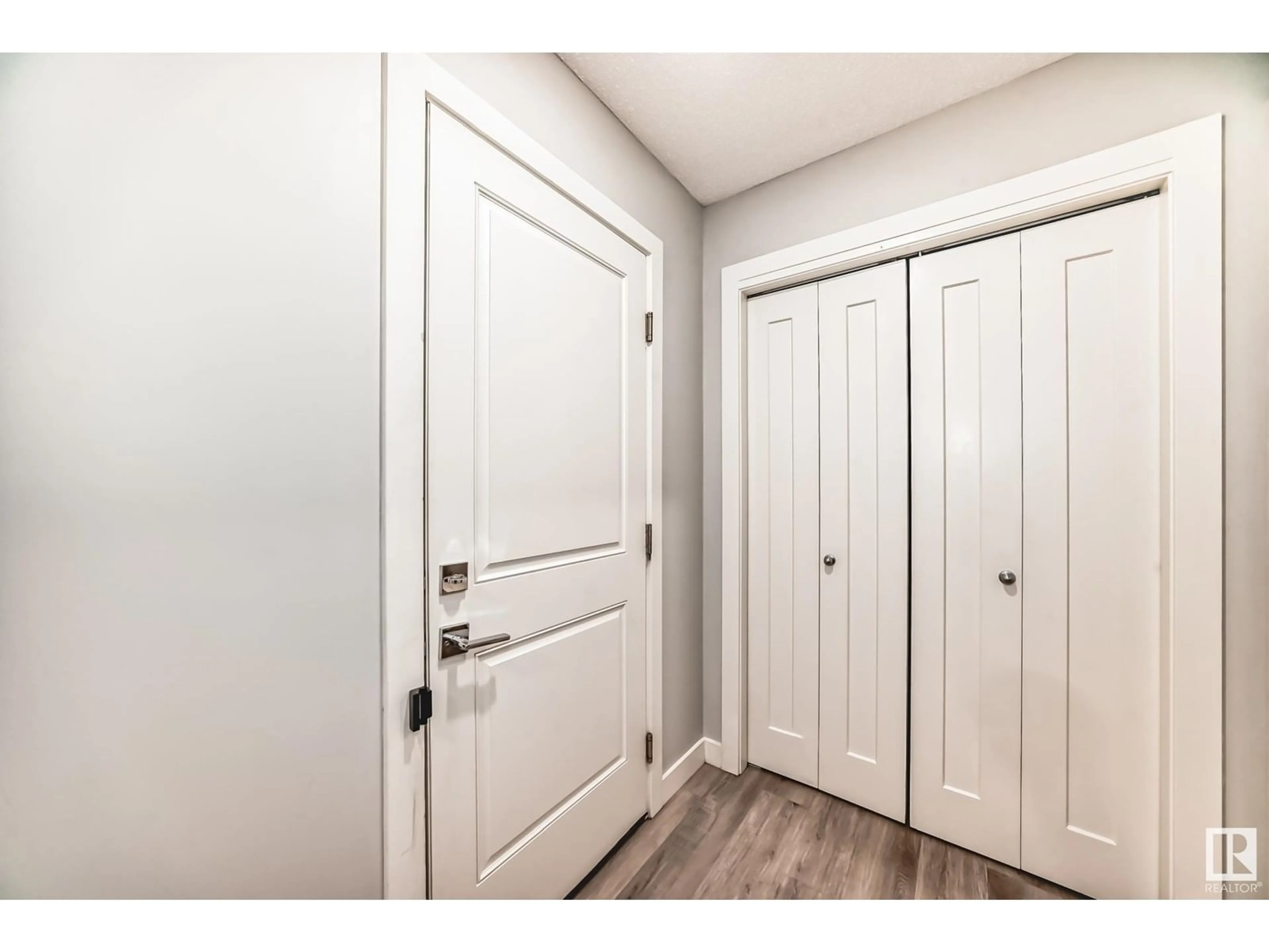 Indoor entryway for NW - 17711 64 AV, Edmonton Alberta T5Y3X4