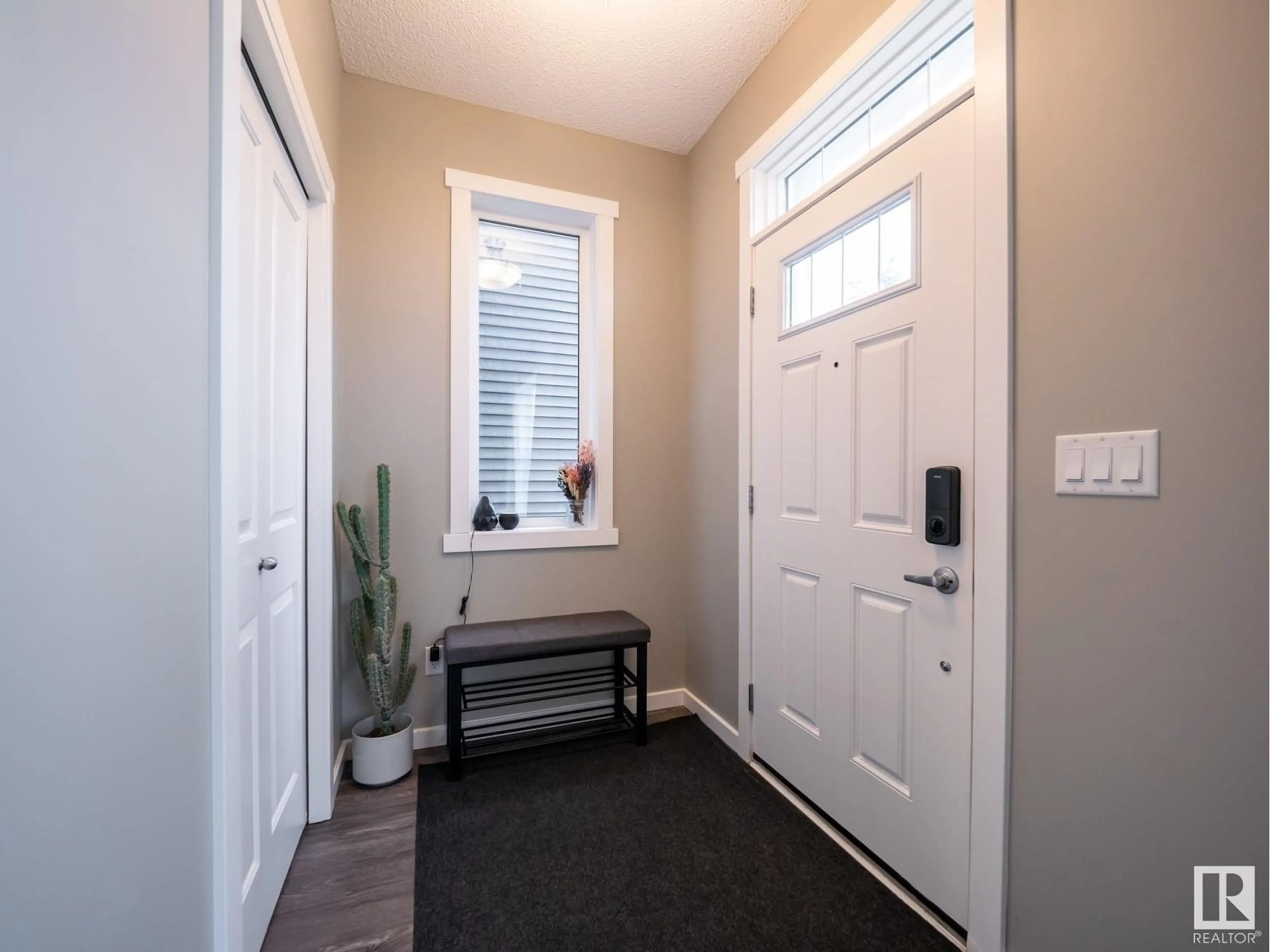 Indoor entryway for 1909 24 ST, Edmonton Alberta T6T2C9