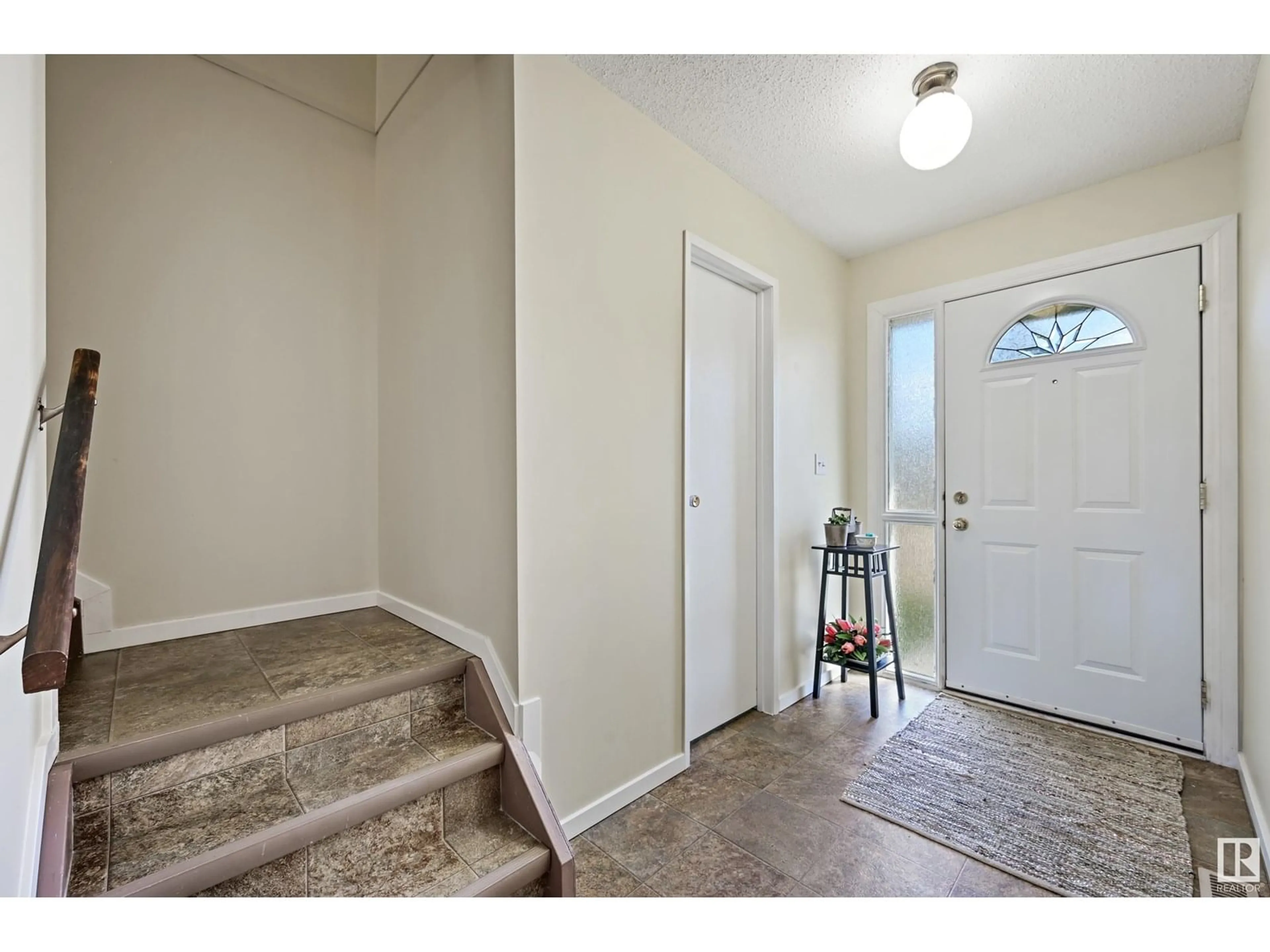 Indoor entryway for 9945 171 AV, Edmonton Alberta T5X4X2