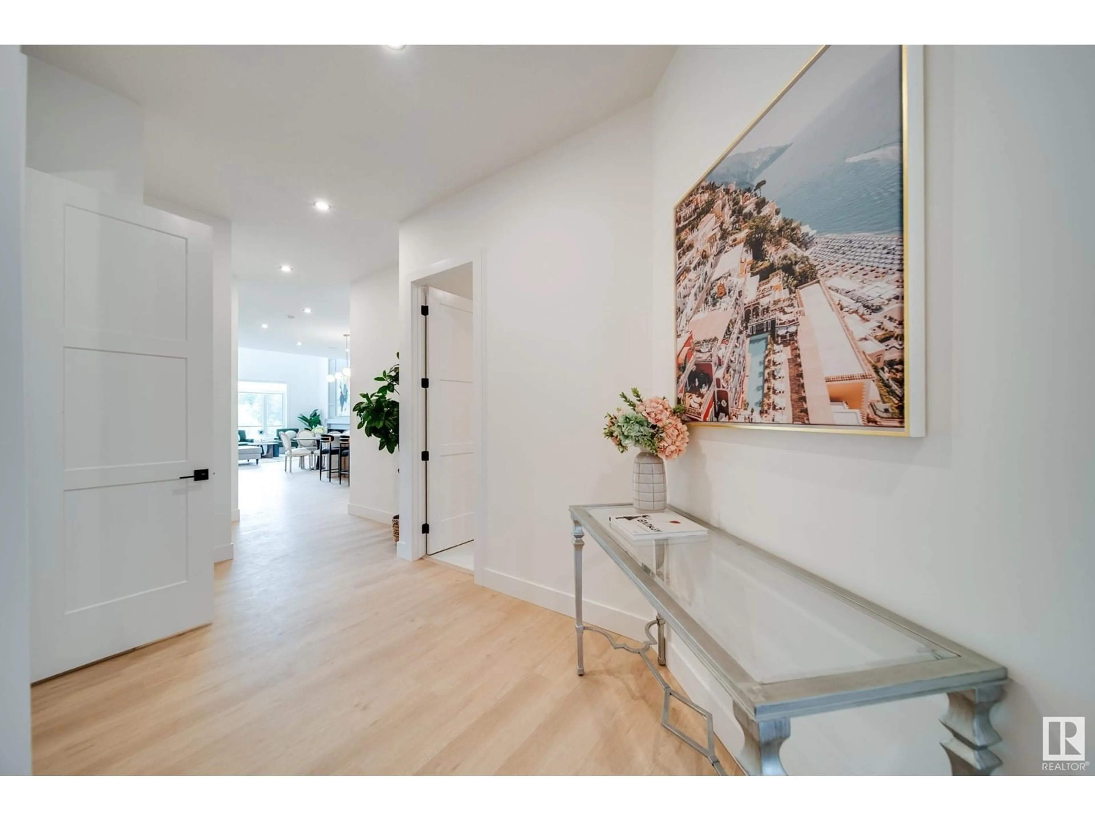 Indoor entryway for 21 - 20425 93 AV NW, Edmonton Alberta T5T7C7