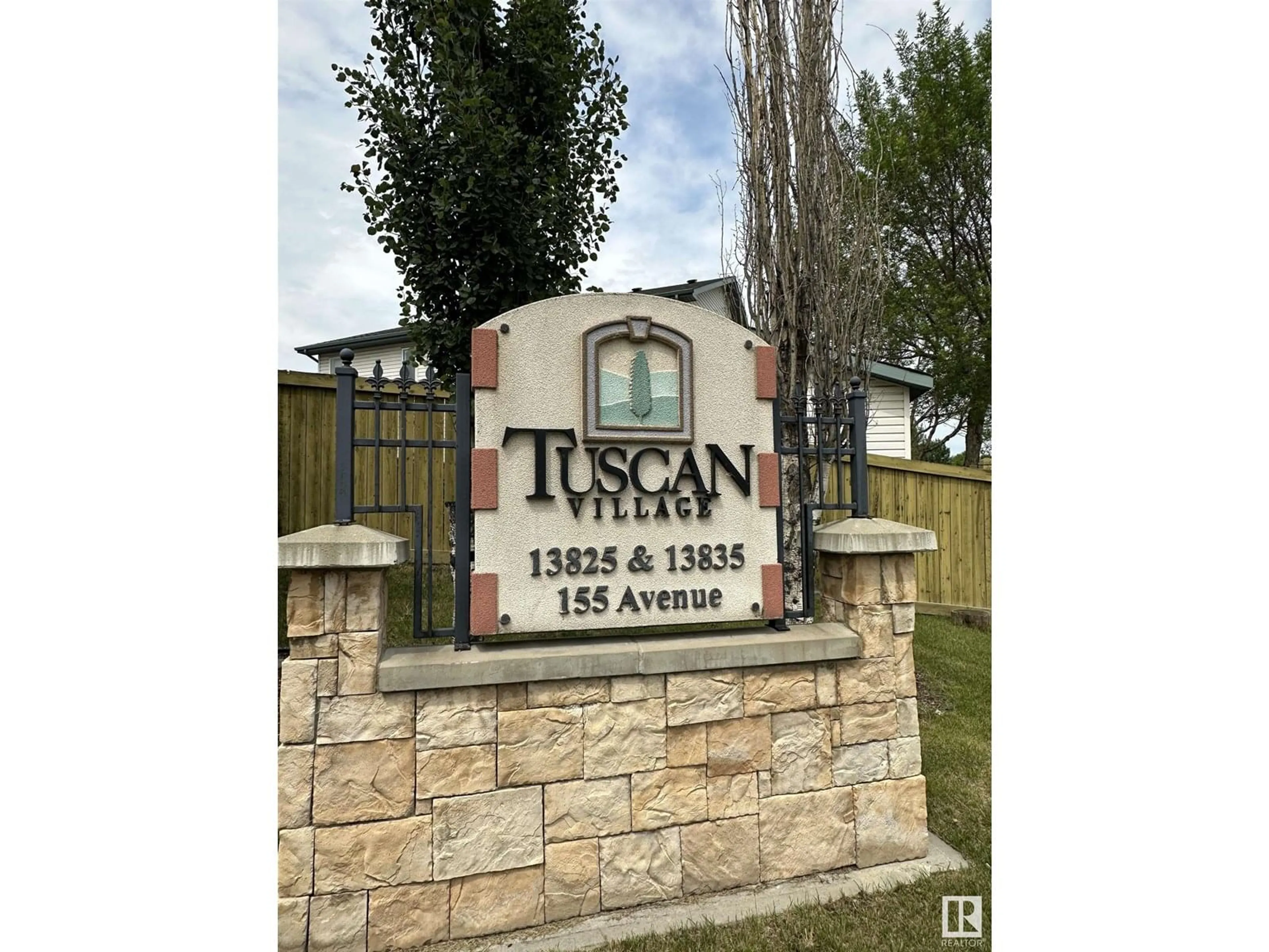 Indoor foyer for #100 - 13825 155 AV, Edmonton Alberta T6V0B8