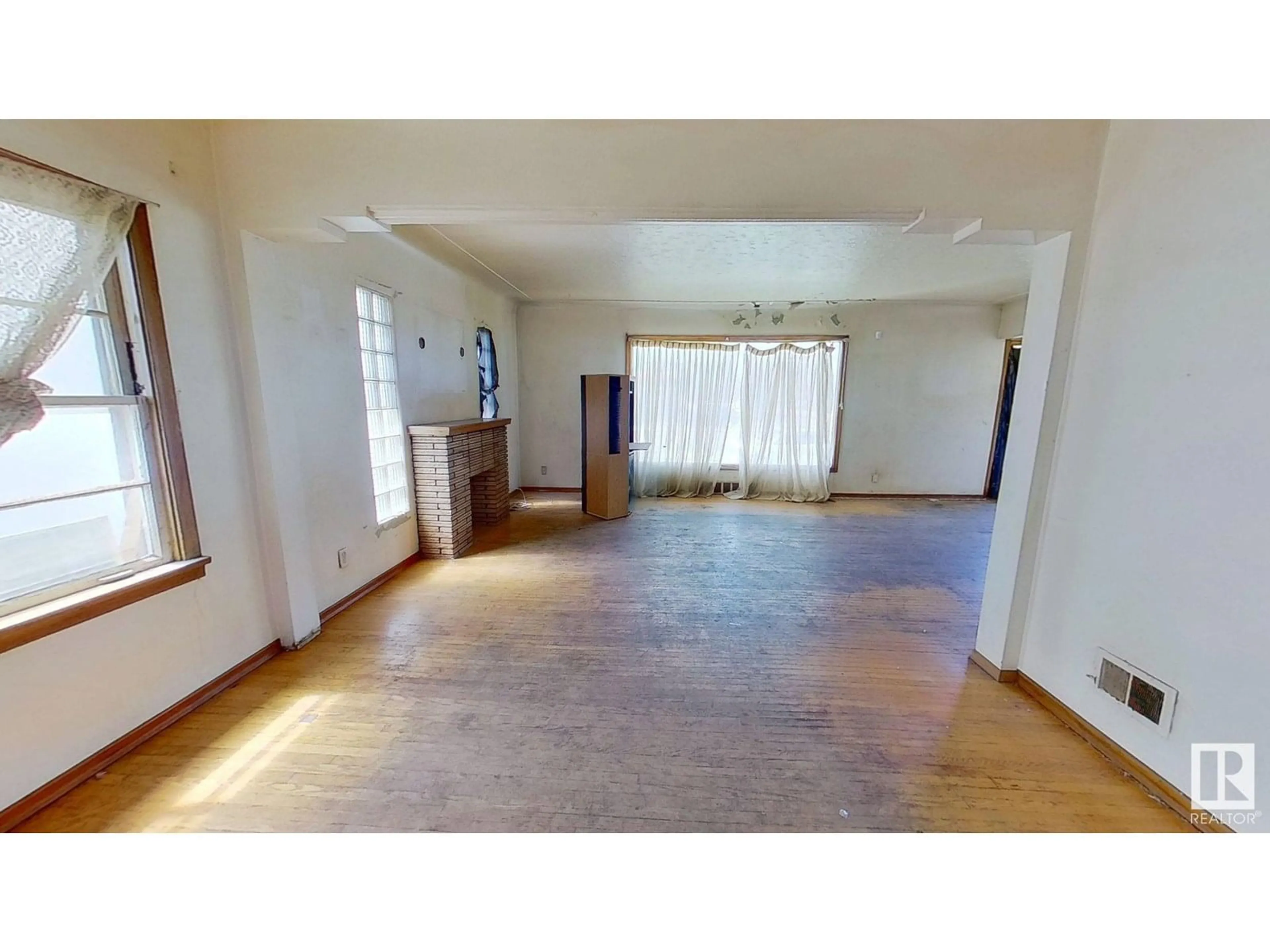 A pic of a room for 11135 GROAT RD, Edmonton Alberta T5M3K1