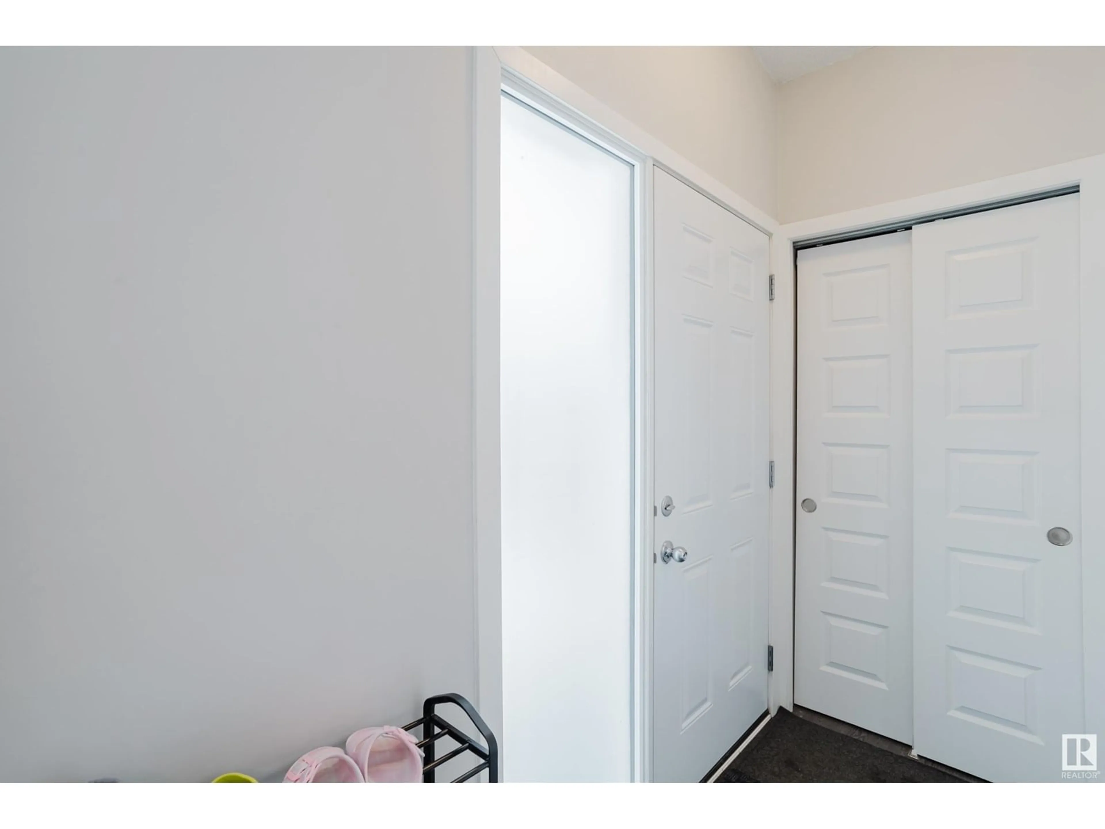 Indoor entryway for NW - 8123 8125 83 AV, Edmonton Alberta T6C1A7