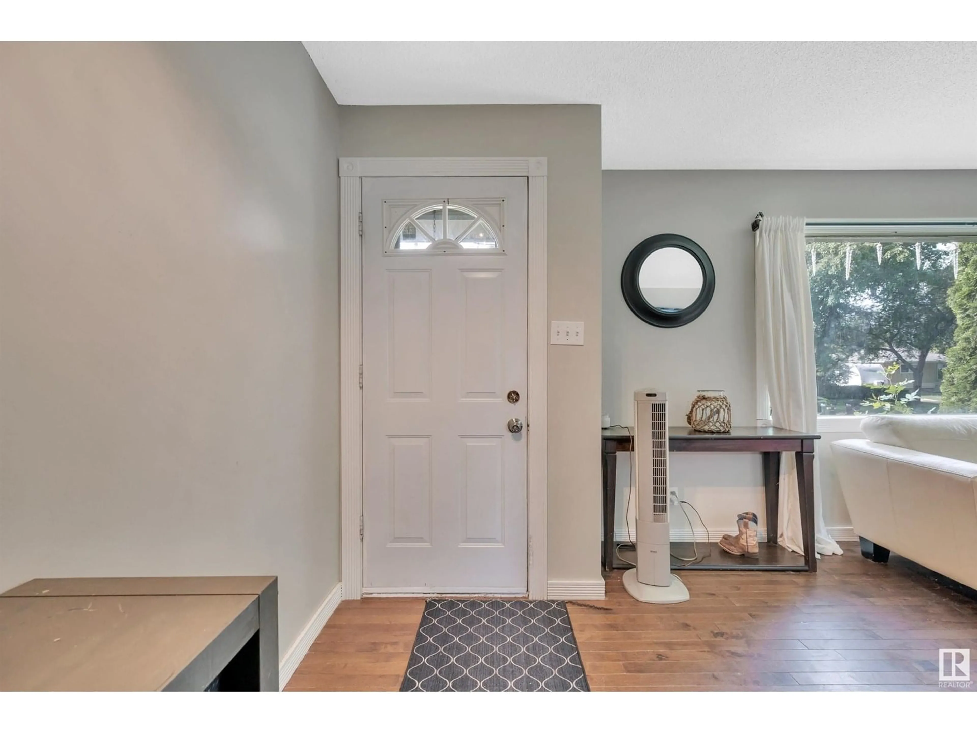 Indoor entryway for 16 LARK ST, Sherwood Park Alberta T8A0J3