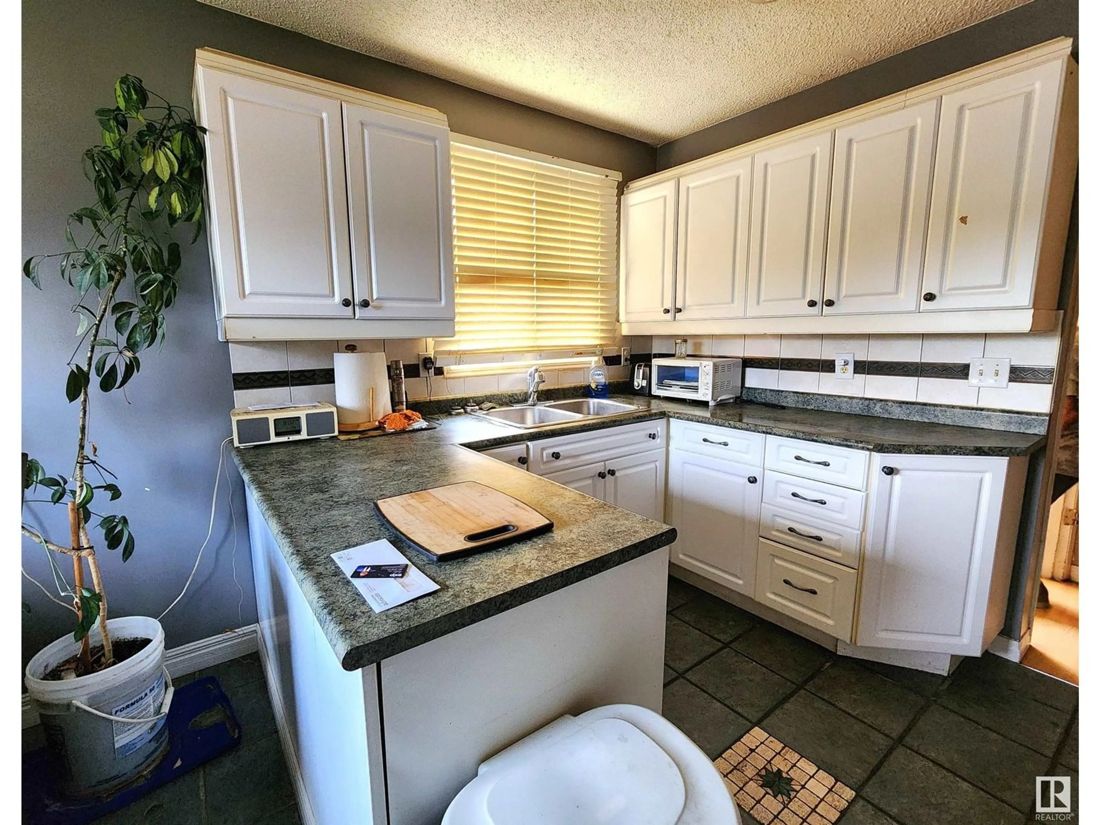 Standard kitchen, ceramic/tile floor for NW - 3014 132 AV, Edmonton Alberta T5A2Z1
