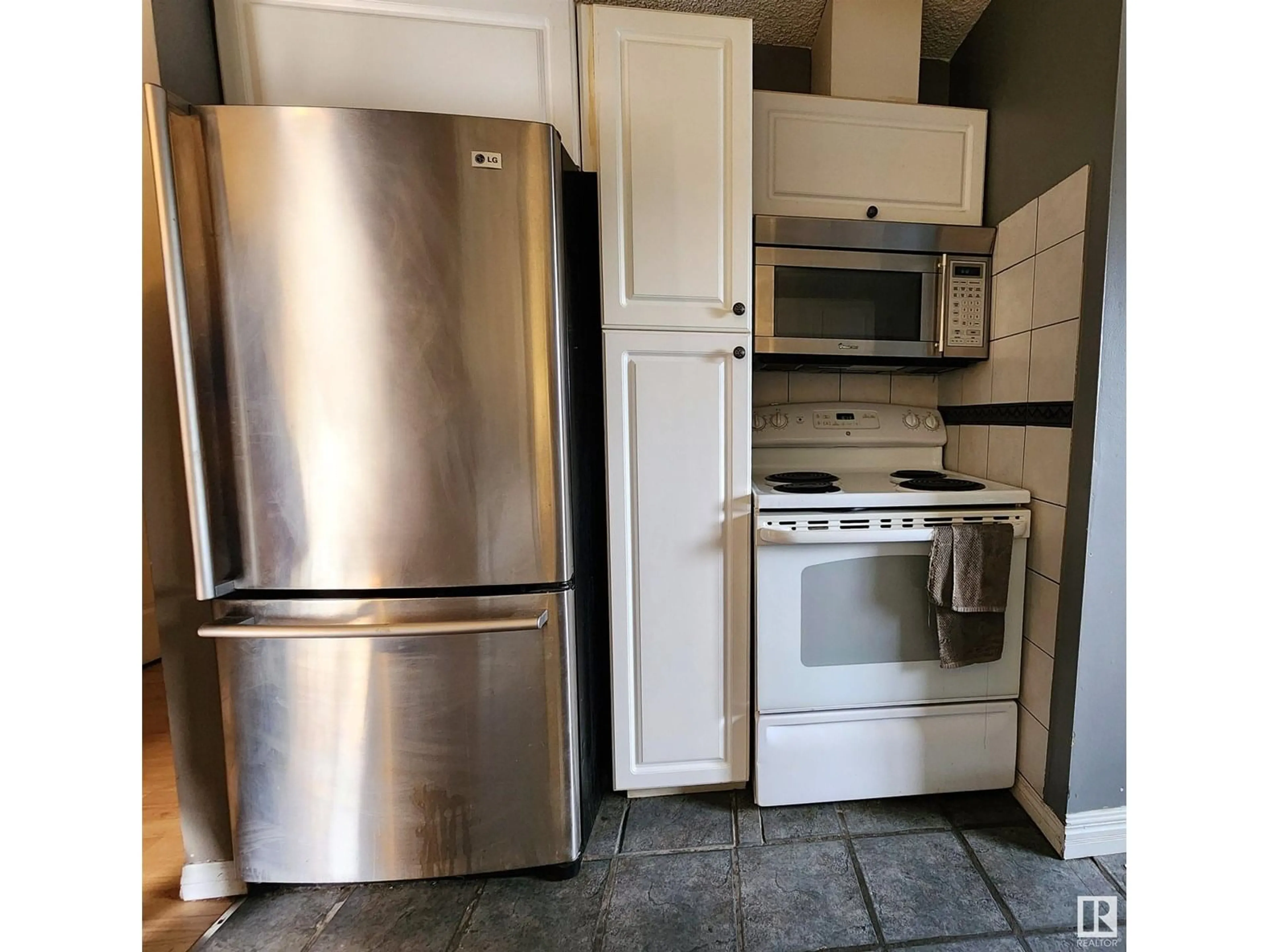 Standard kitchen, unknown for NW - 3014 132 AV, Edmonton Alberta T5A2Z1