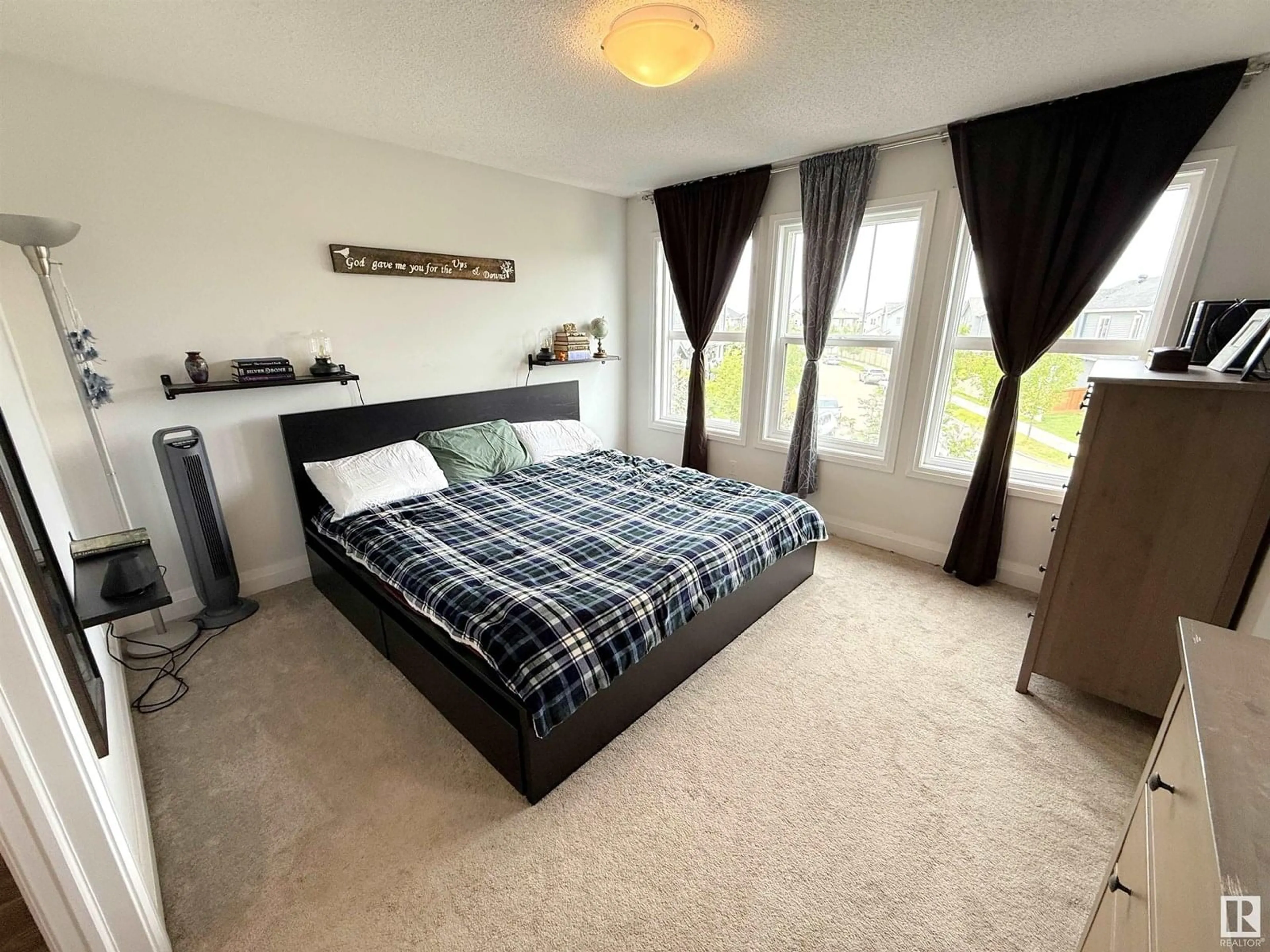A pic of a room for 22385 93A AV, Edmonton Alberta T5T7K3