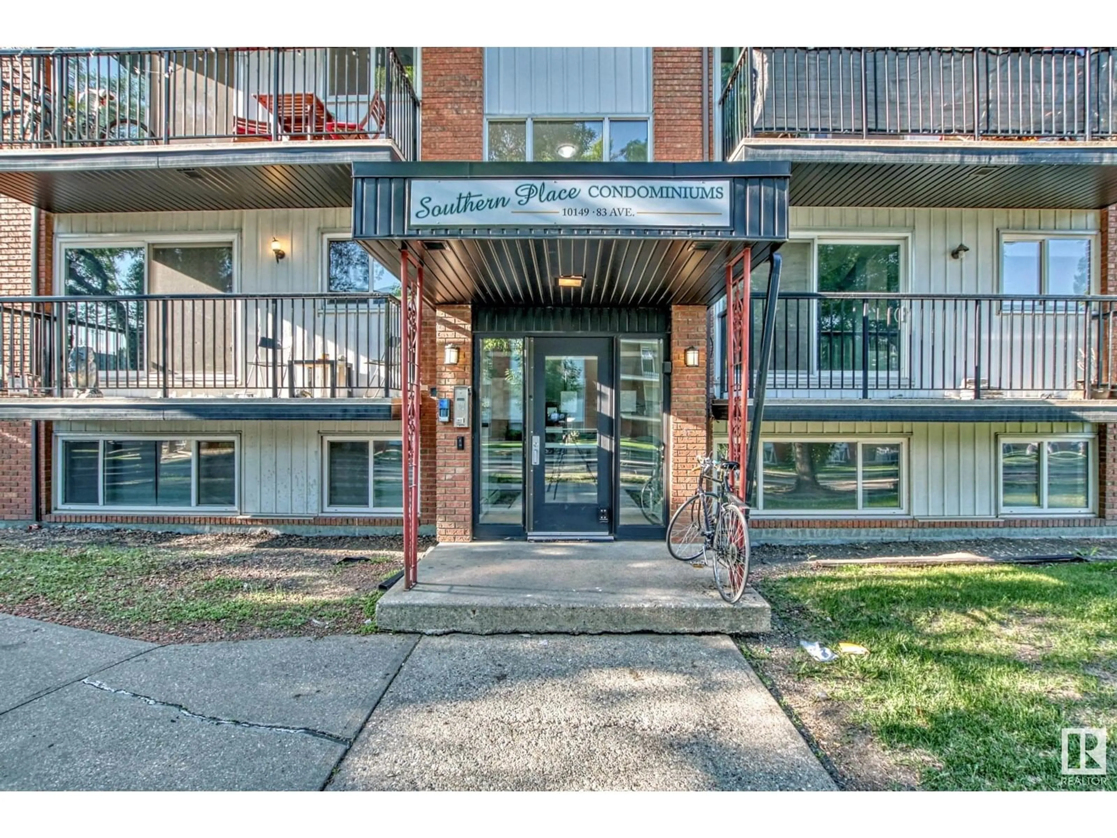 Indoor foyer for #101 - 10149 83 AV, Edmonton Alberta T6E2C5
