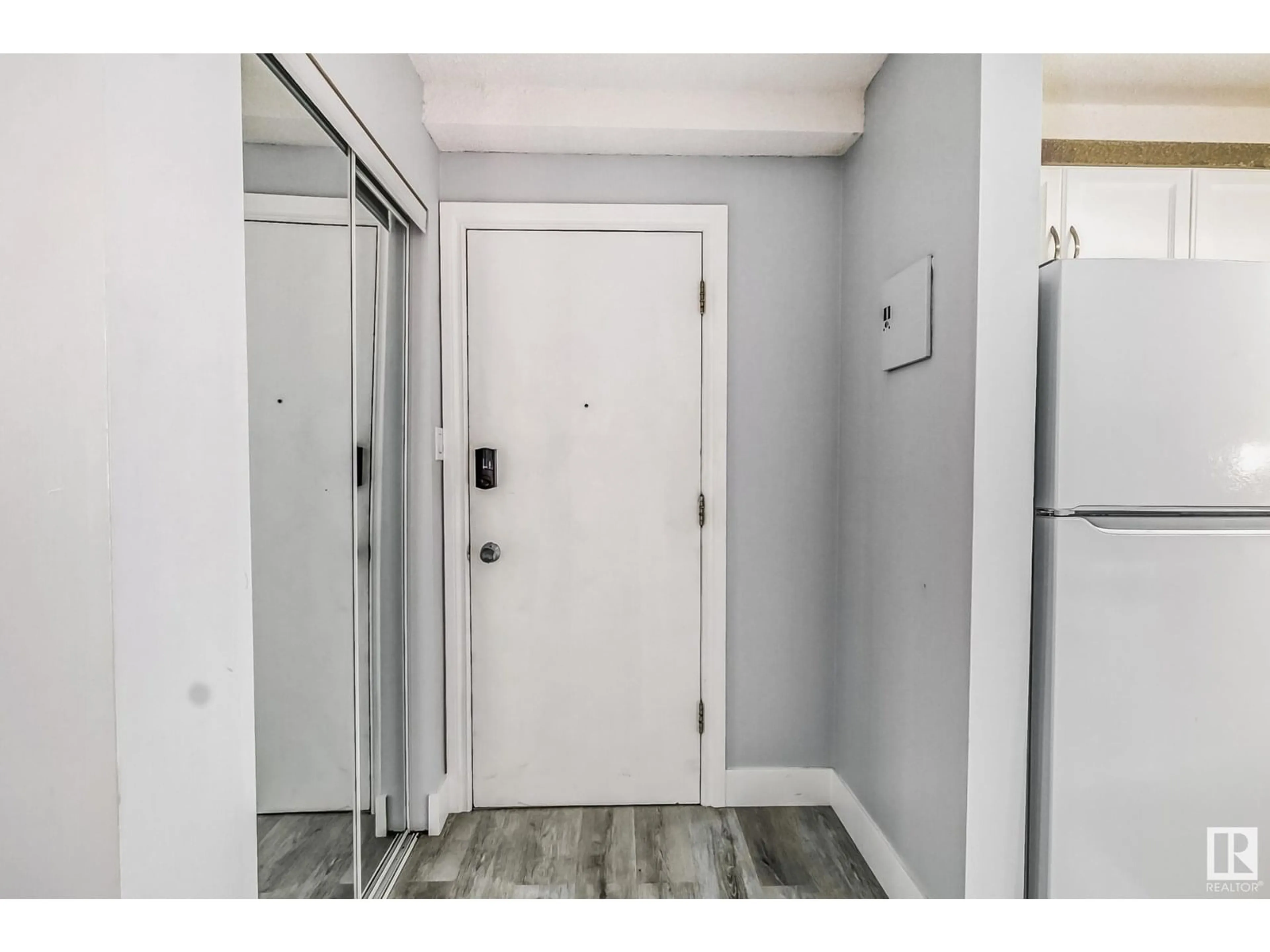 Indoor entryway for #101 - 10149 83 AV, Edmonton Alberta T6E2C5