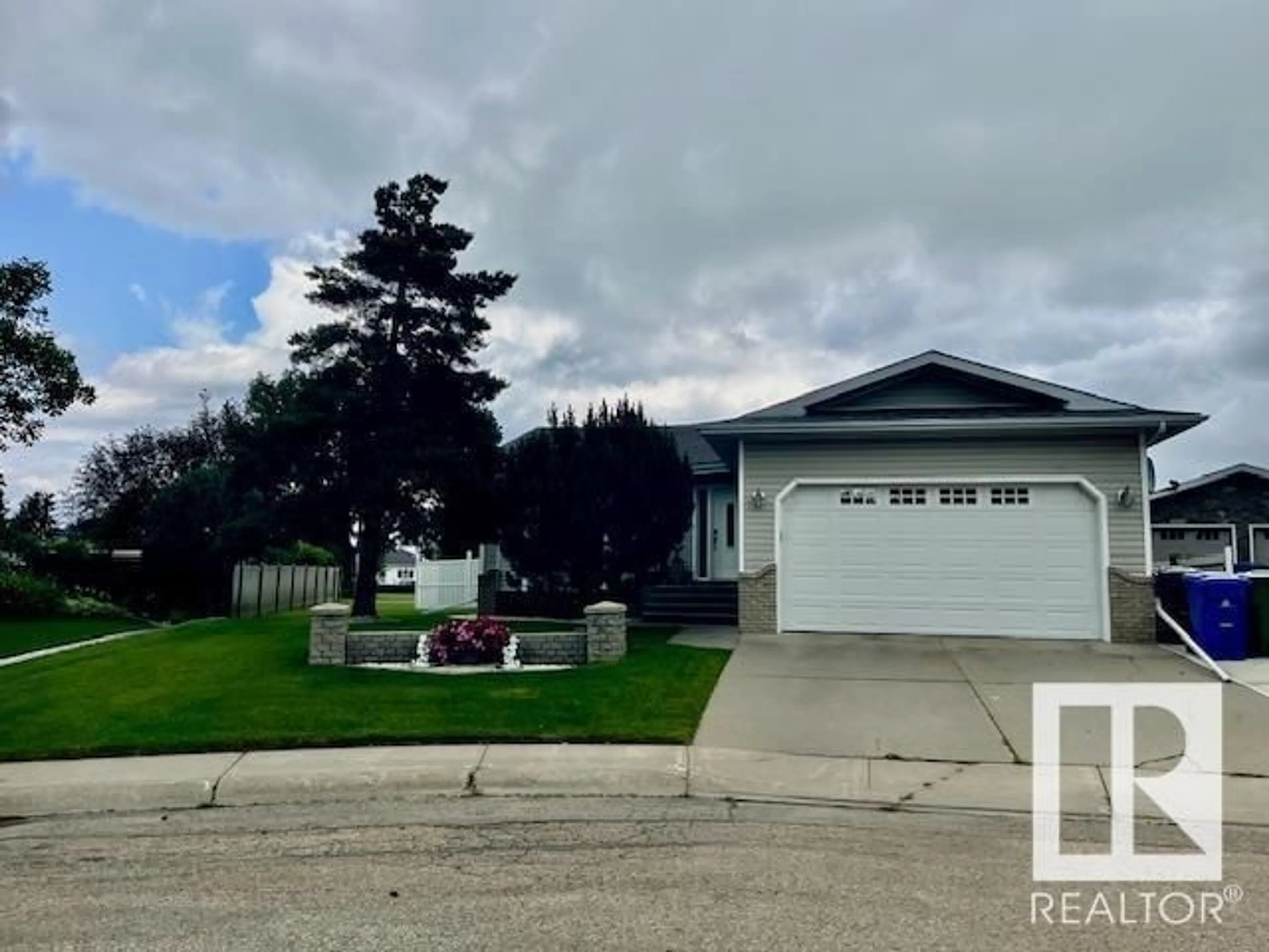 A pic from outside/outdoor area/front of a property/back of a property/a pic from drone, street for 5741 43A ST, Vegreville Alberta T9C1E3