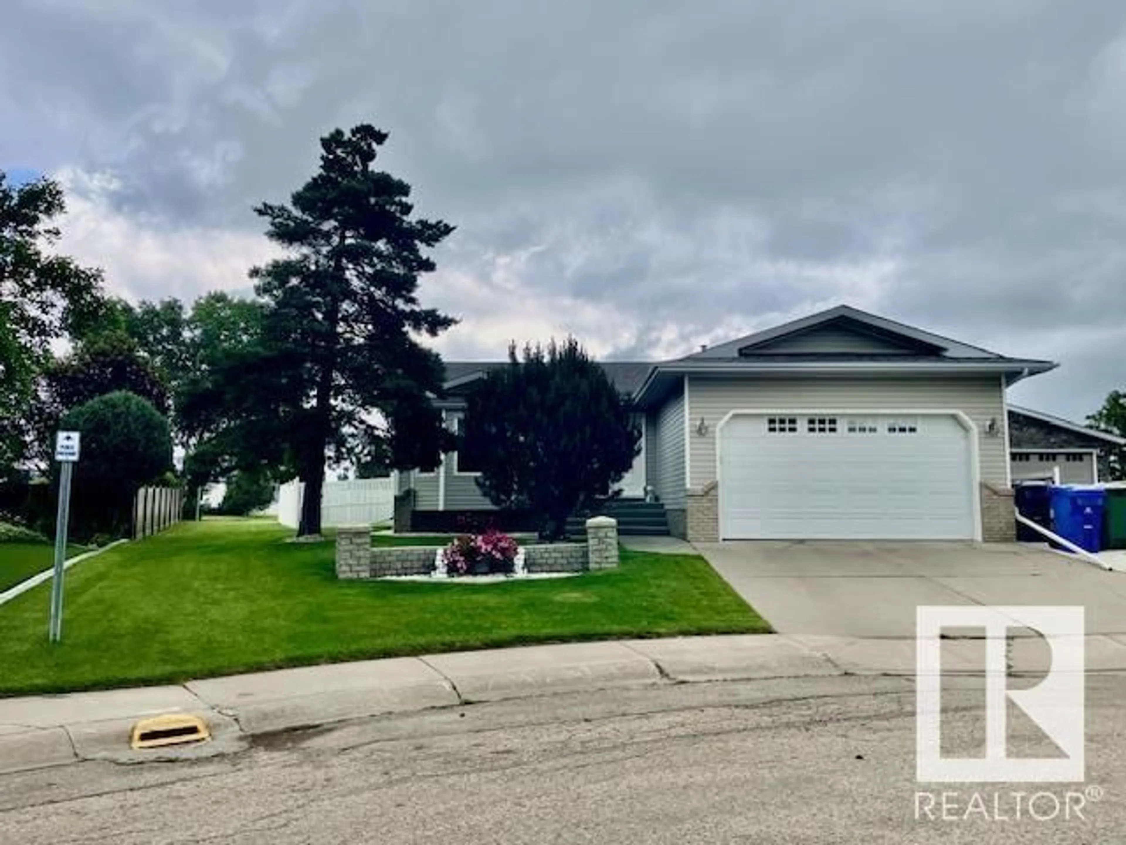 Home with vinyl exterior material, street for 5741 43A ST, Vegreville Alberta T9C1E3